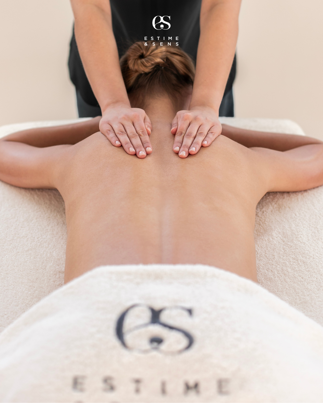 Une personne reçoit un massage sur le dos, allongée sur une table, avec un serviette portant le logo 'ESTIME'.