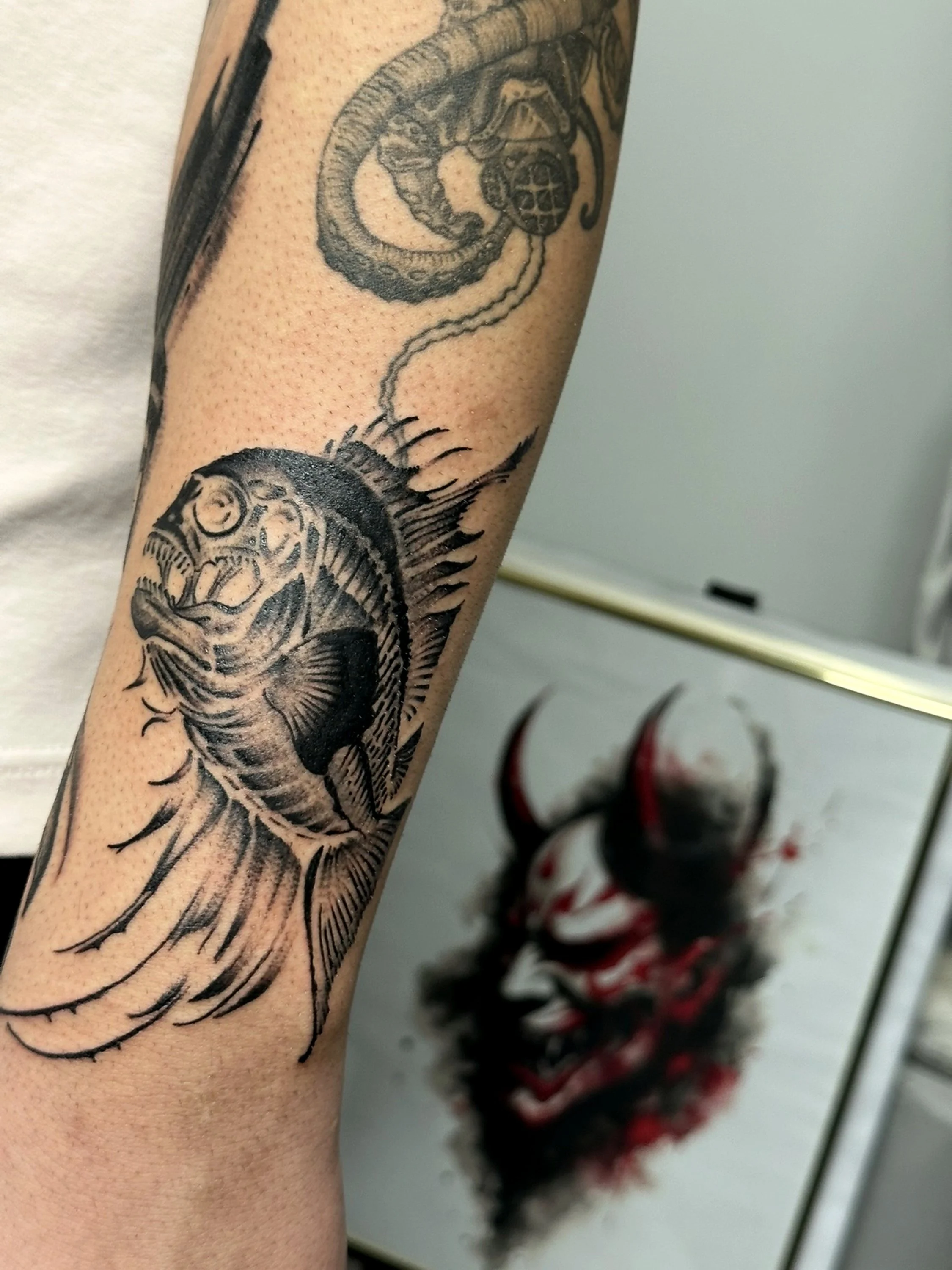 Tatuaj graphic, compoziție personalizată.