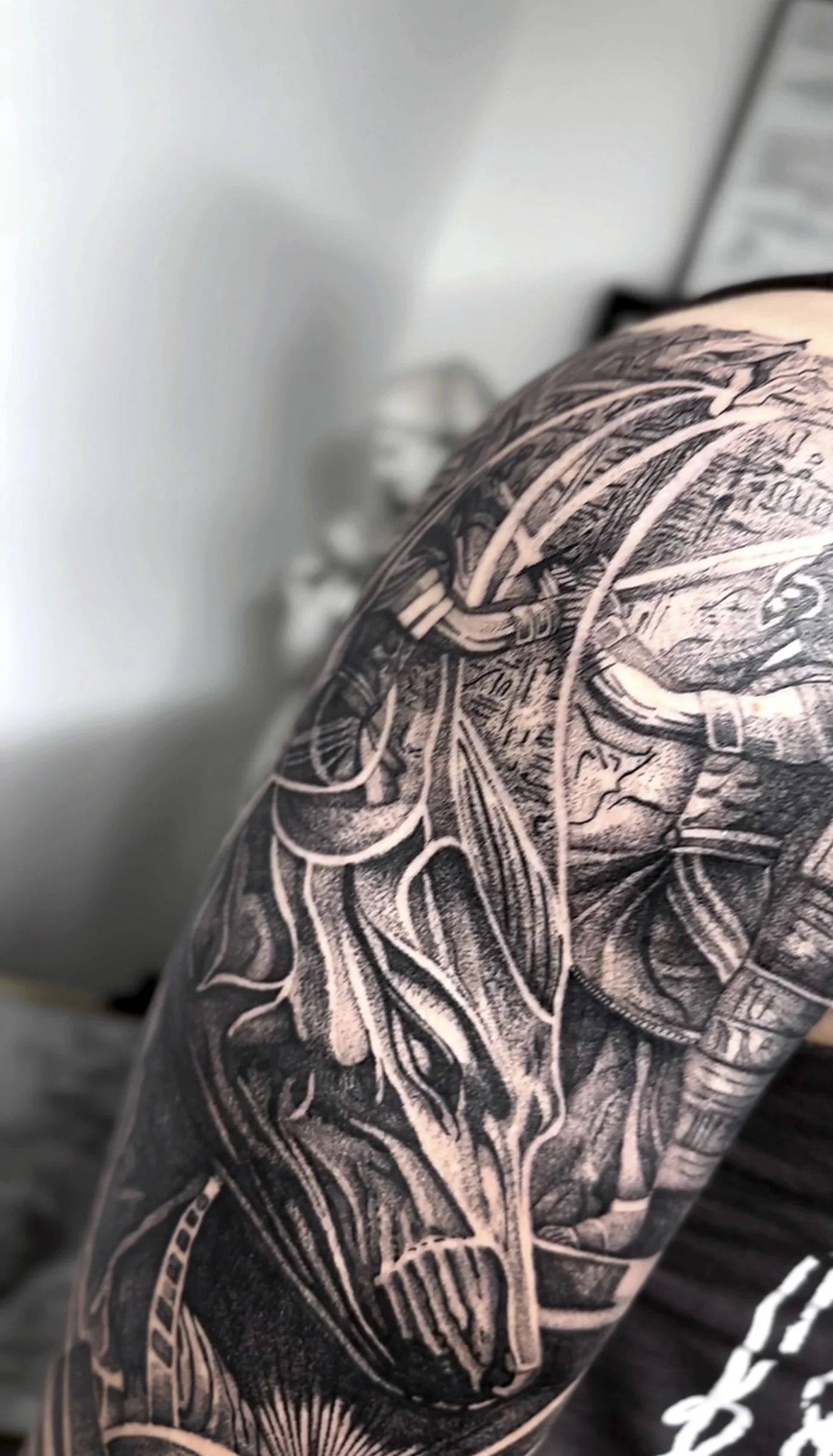 Tatuaj full sleeve, compoziție personalizată.