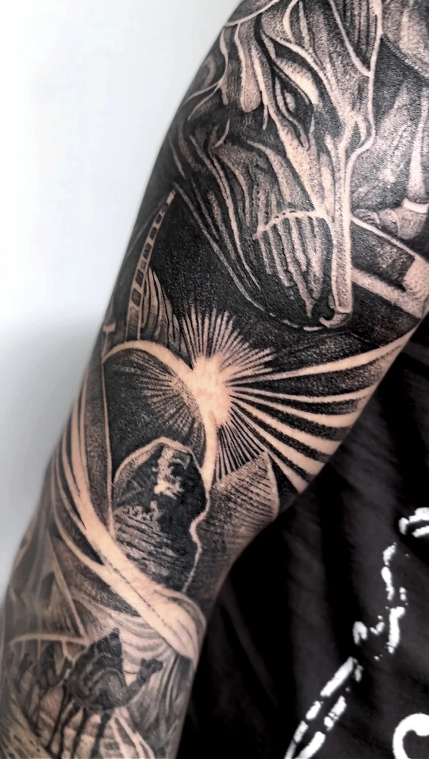 Tatuaj full sleeve, compoziție personalizată.