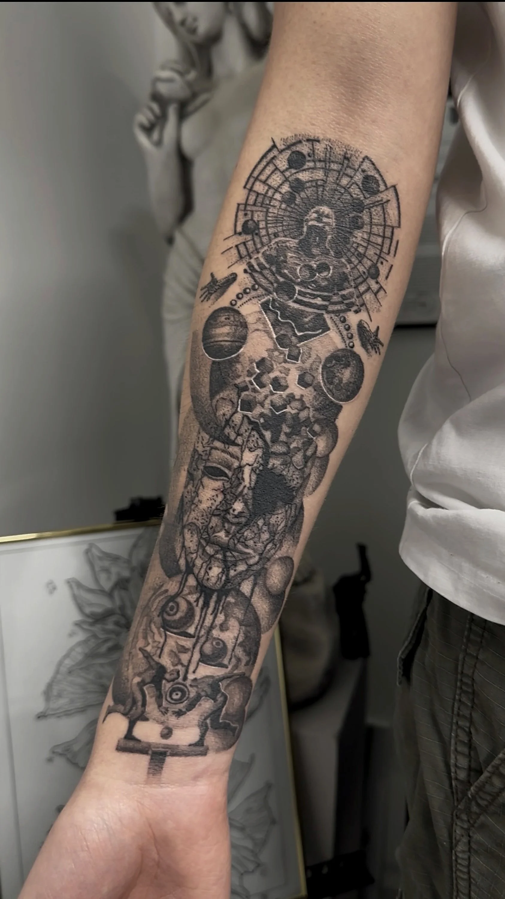 Tatuaj graphic-abstract, compoziție personalizată.