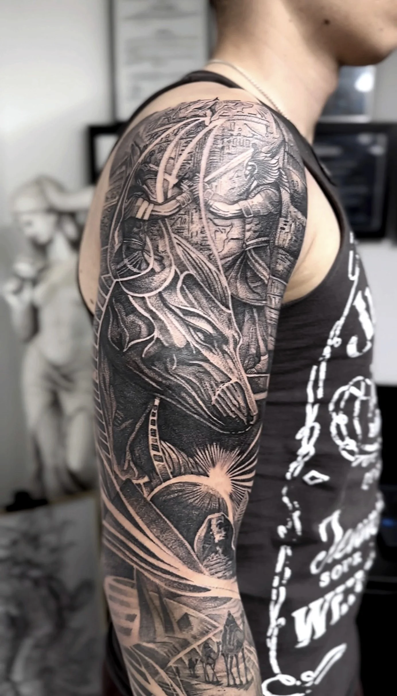 Tatuaj full sleeve, compoziție personalizată.
