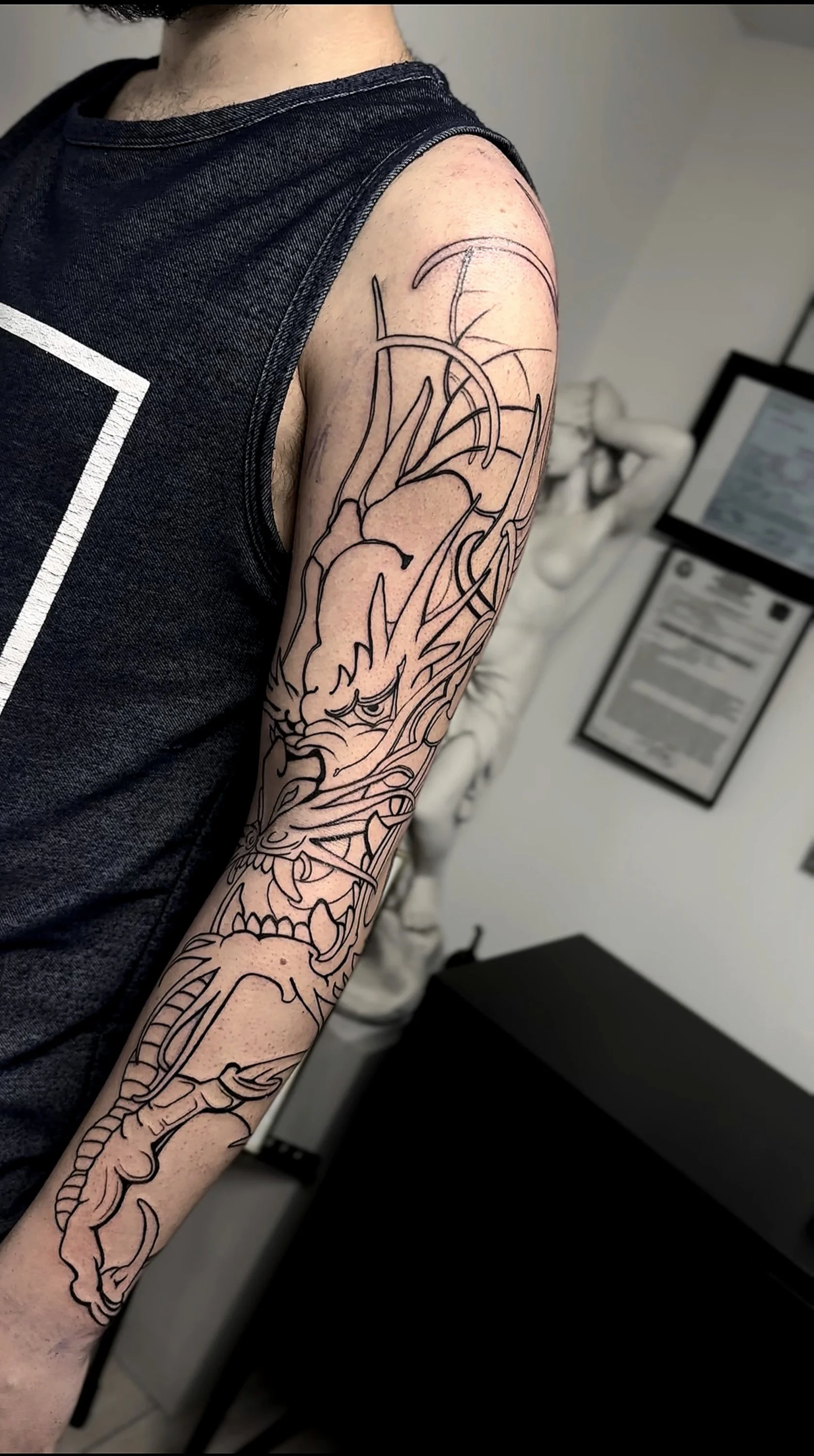 Contur Tatuaj graphic-abstract, compoziție personalizată.
