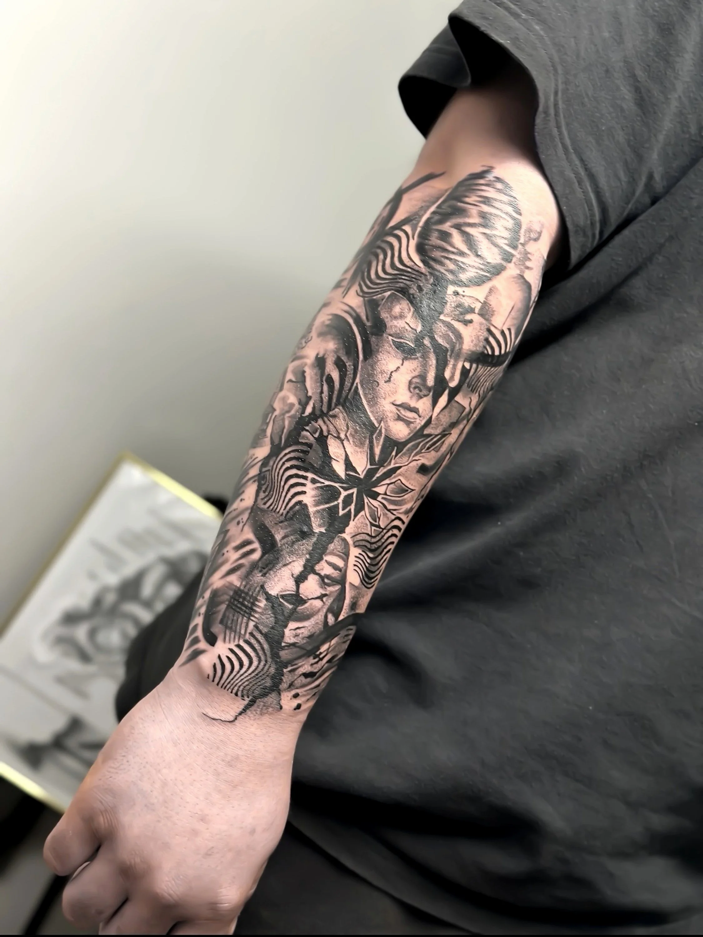 Tatuaj graphic-abstract, compoziție personalizată.