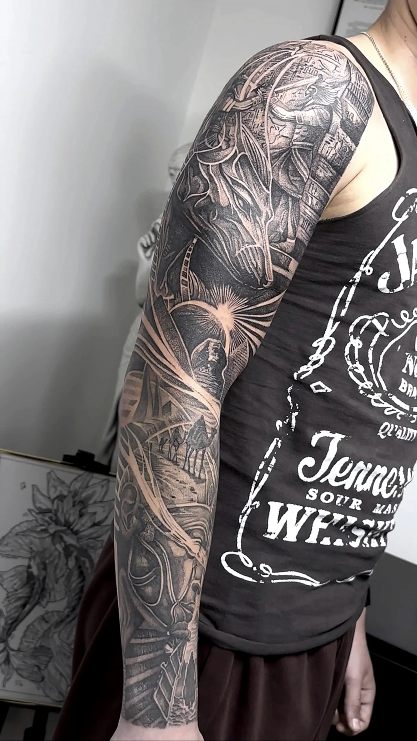 Tatuaj full sleeve, compoziție personalizată.