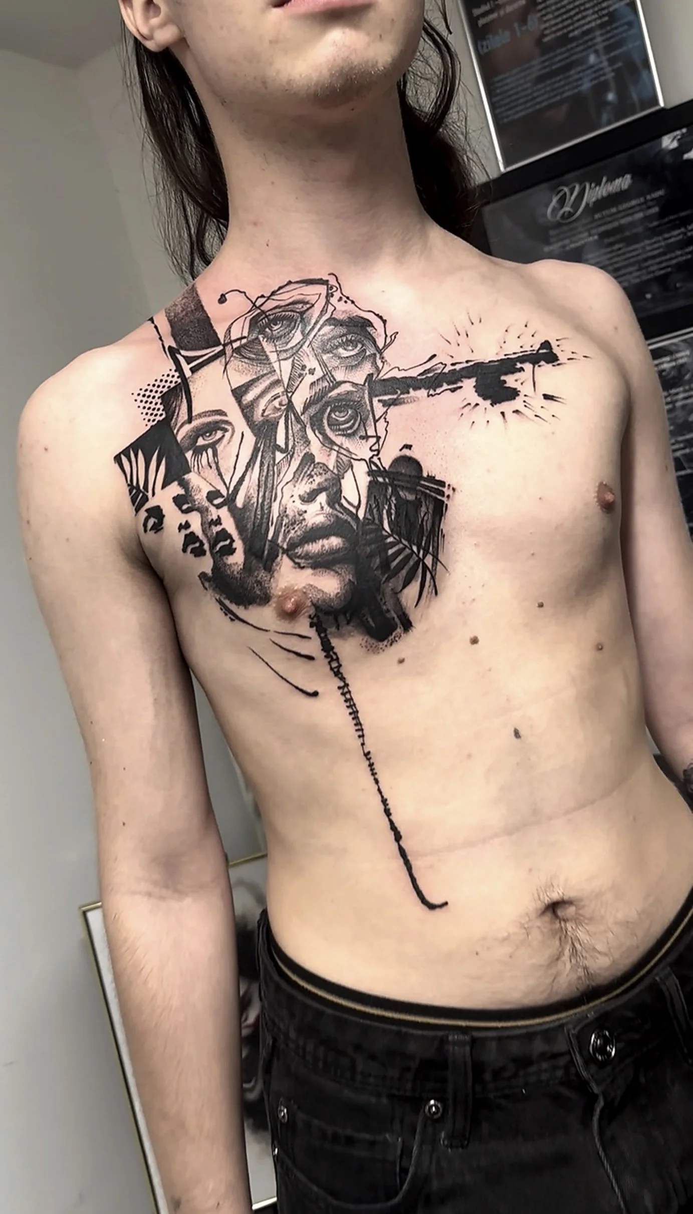 Tatuaj graphic-abstract, compoziție personalizată.