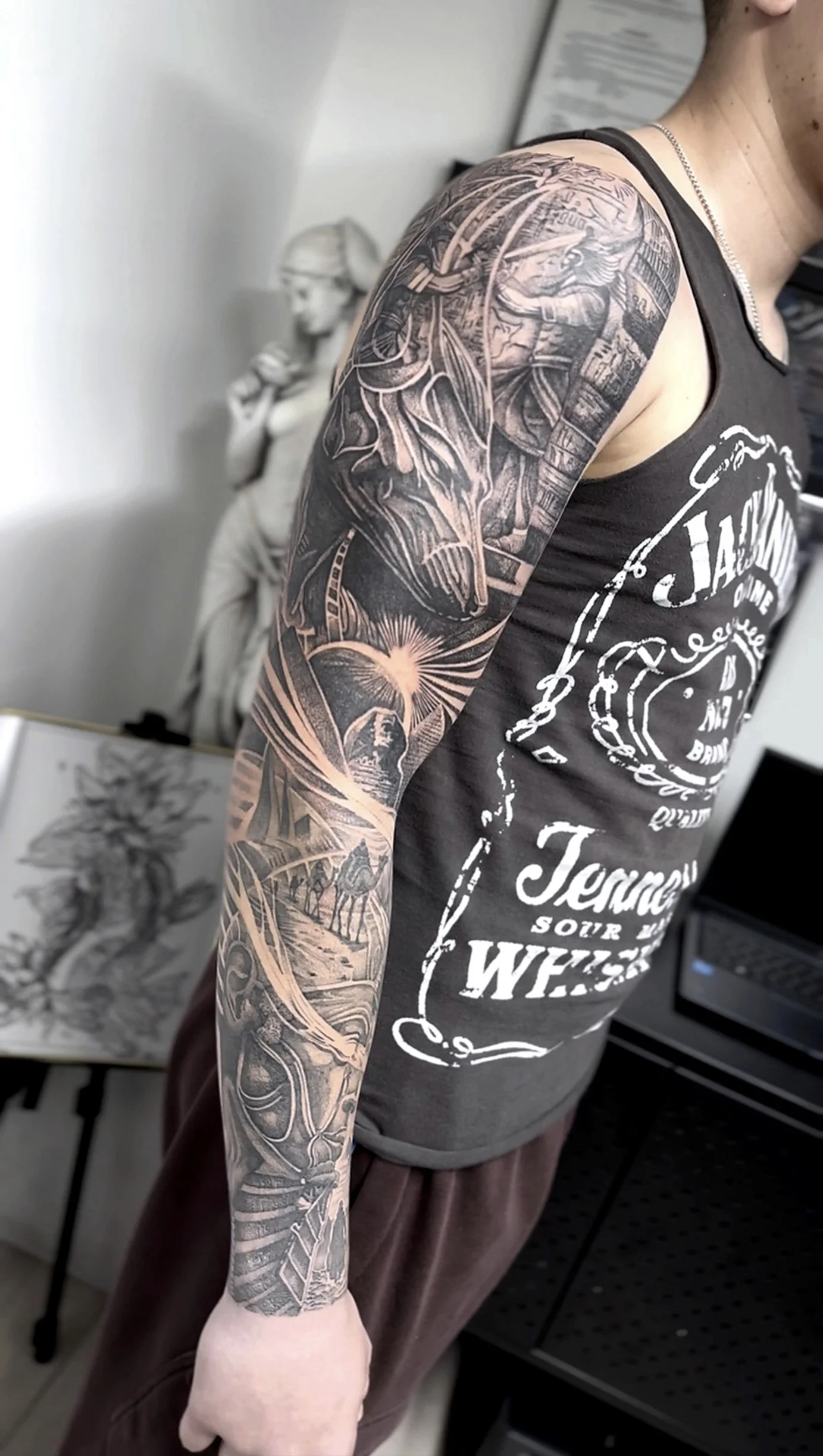 Tatuaj full sleeve, compoziție personalizată.