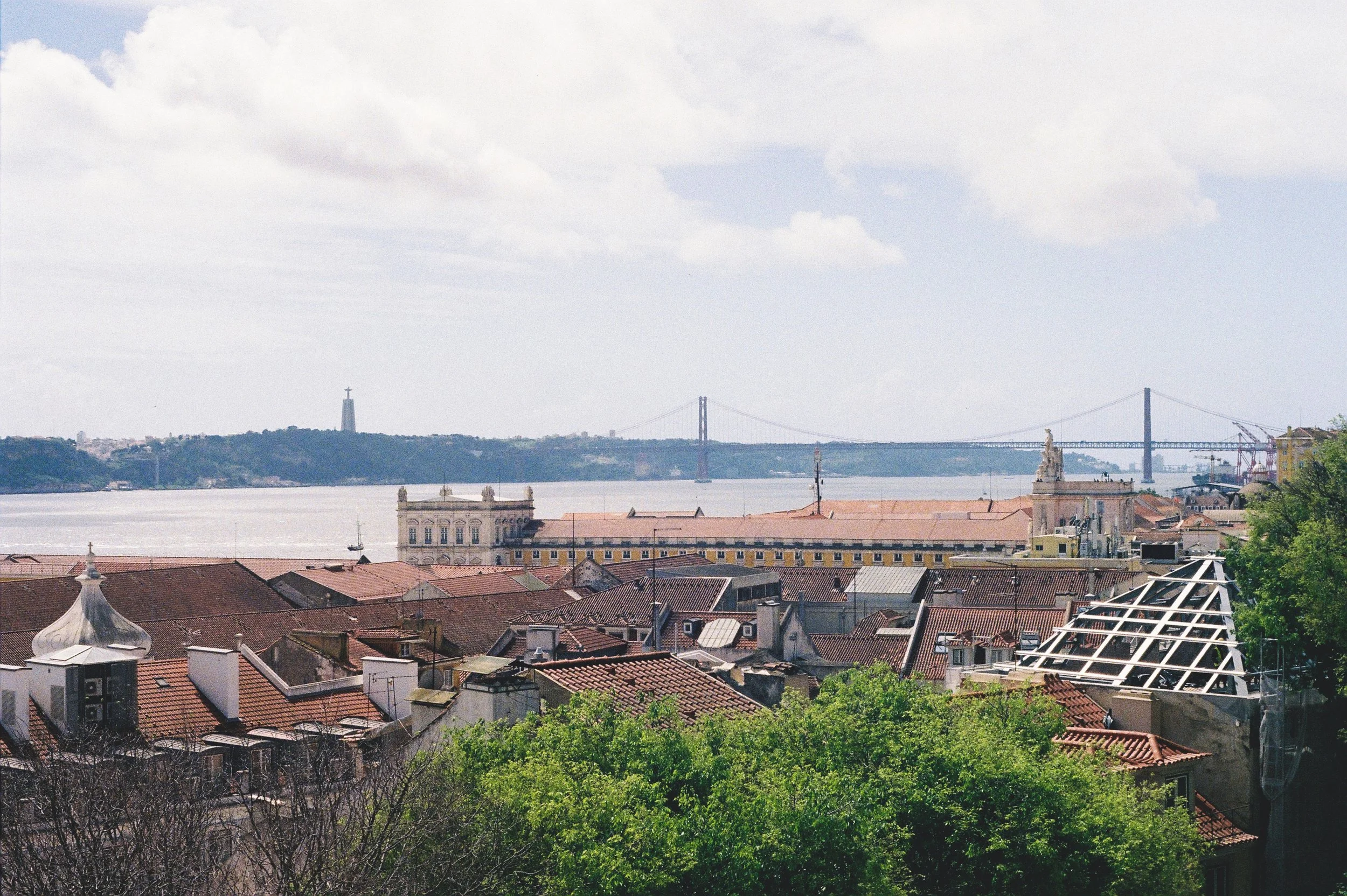 02 / 04 25 / Lisbon