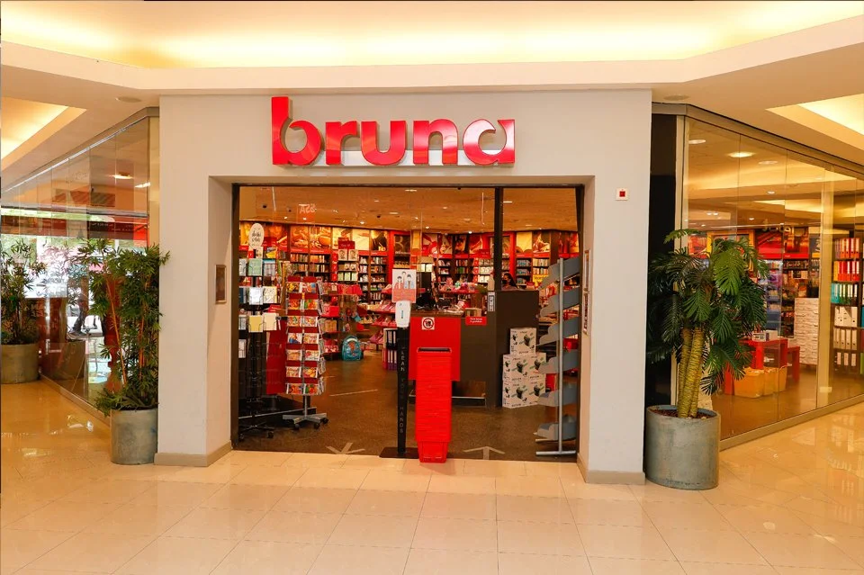 Bruna Bookstore in Zuikertuin Mall op Curaçao, fysiek verkooppunt van Een vader zonder naam van Daniel Herrera