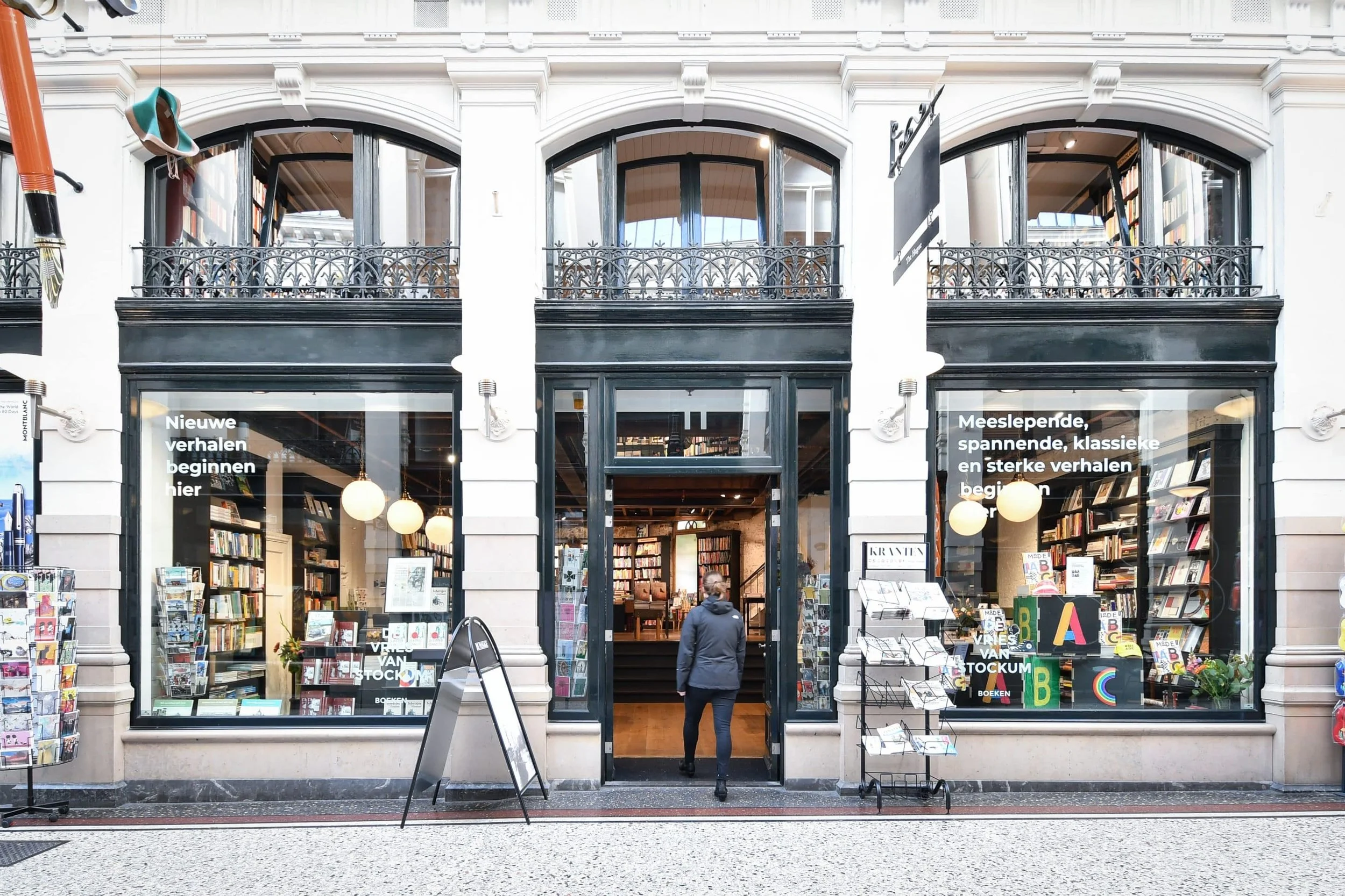 Een vader zonder naam van Daniel Herrera bij De Vries Van Stockum in De Passage in het centrum van Den Haag