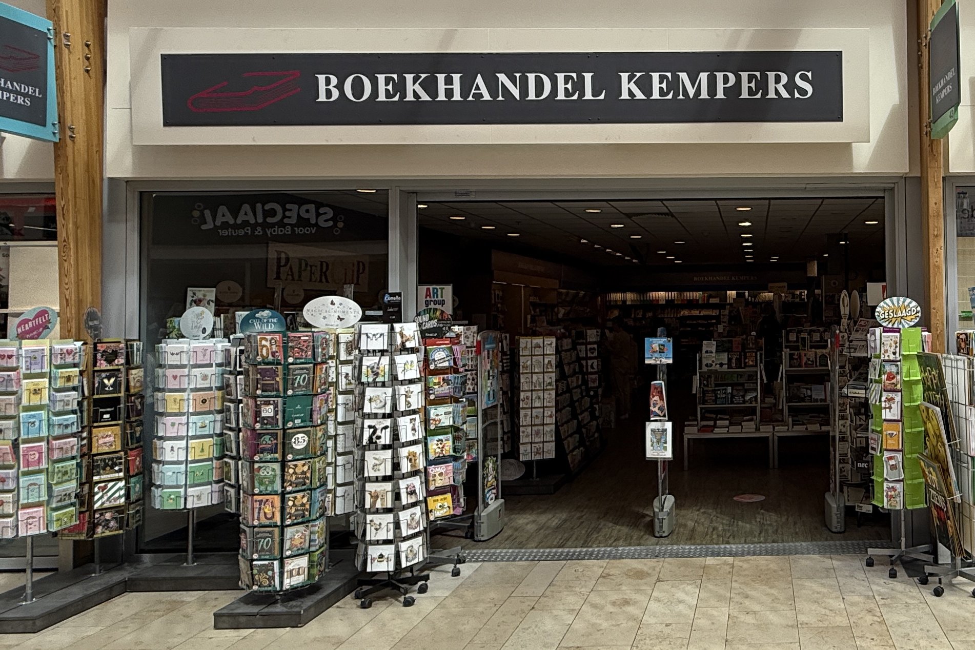 Boekhandel Kempers in De Hoven Passage in Delft, fysiek verkooppunt van Een vader zonder naam van Daniel Herrera