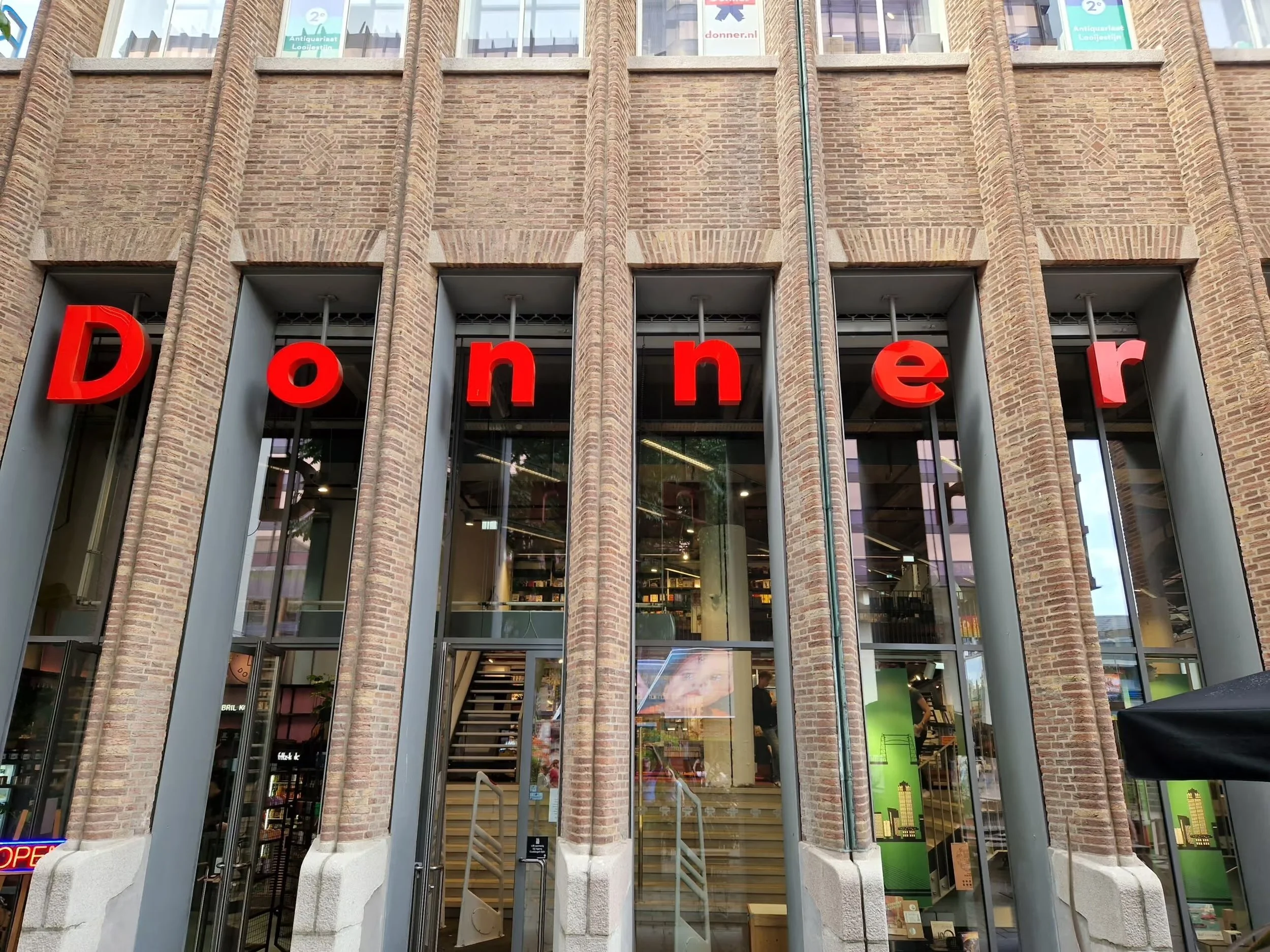 Boekhandel Donner in Rotterdam, fysiek verkooppunt van Een vader zonder naam van Daniel Herrera