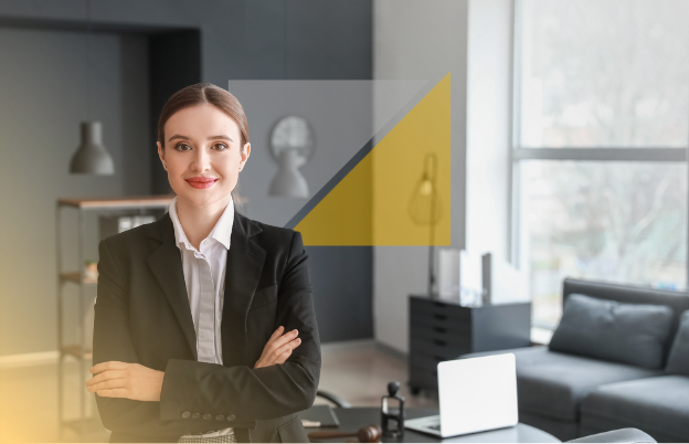 Mujer profesional sonriendo y con los brazos cruzados en oficina moderna