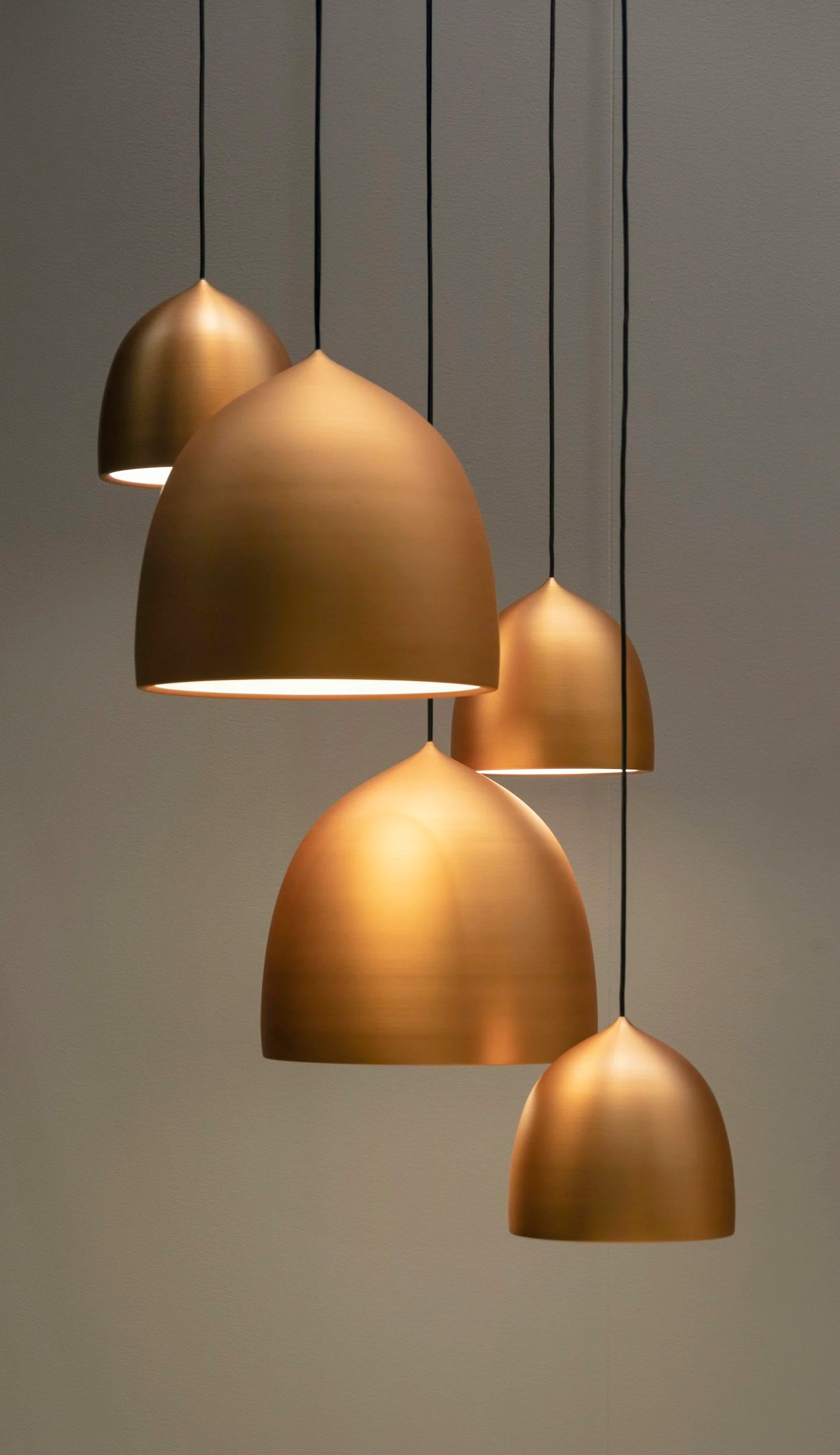 Grupo de lámparas colgantes doradas suspendidas del techo.