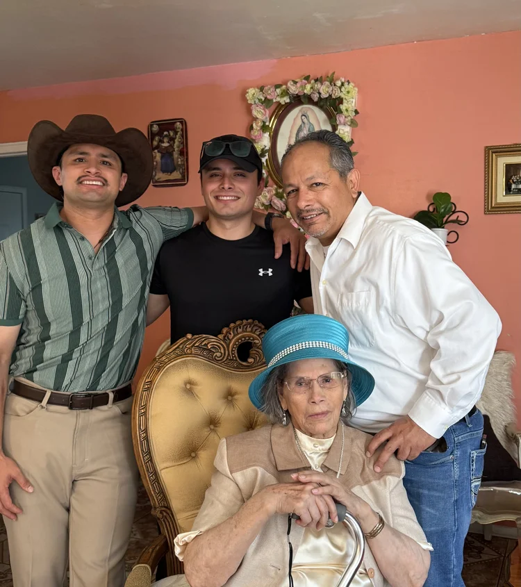 José Dañiel Vargas with family