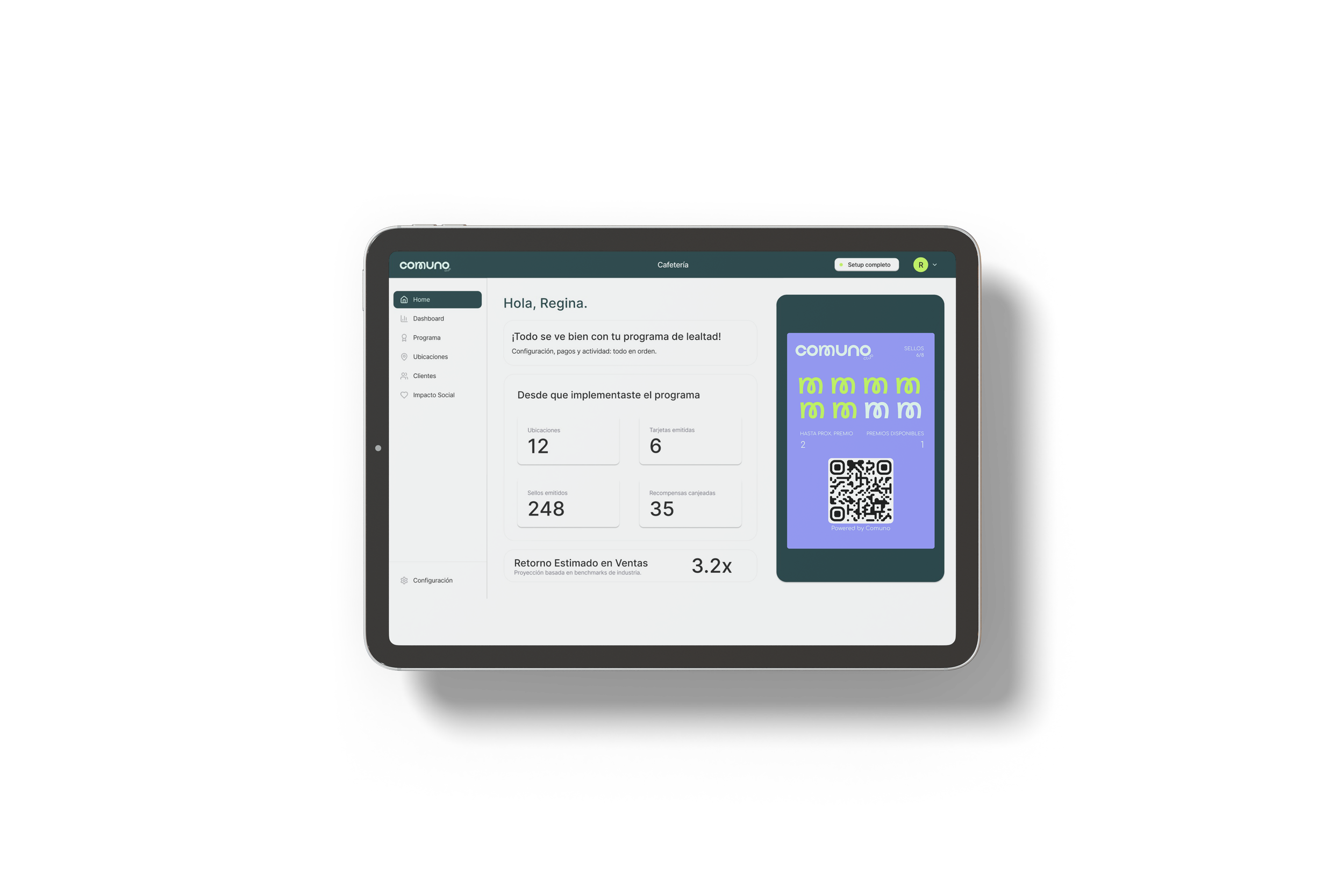 Pantalla de una tableta mostrando un programa de lealtad llamado Comun con información del usuario Regina, estadísticas de puntos y un código QR para canje de premios, con un menú lateral que incluye Inicio, Tablero, Programa, Ubicaciones, Clientes, Impacto Social y Configuración.