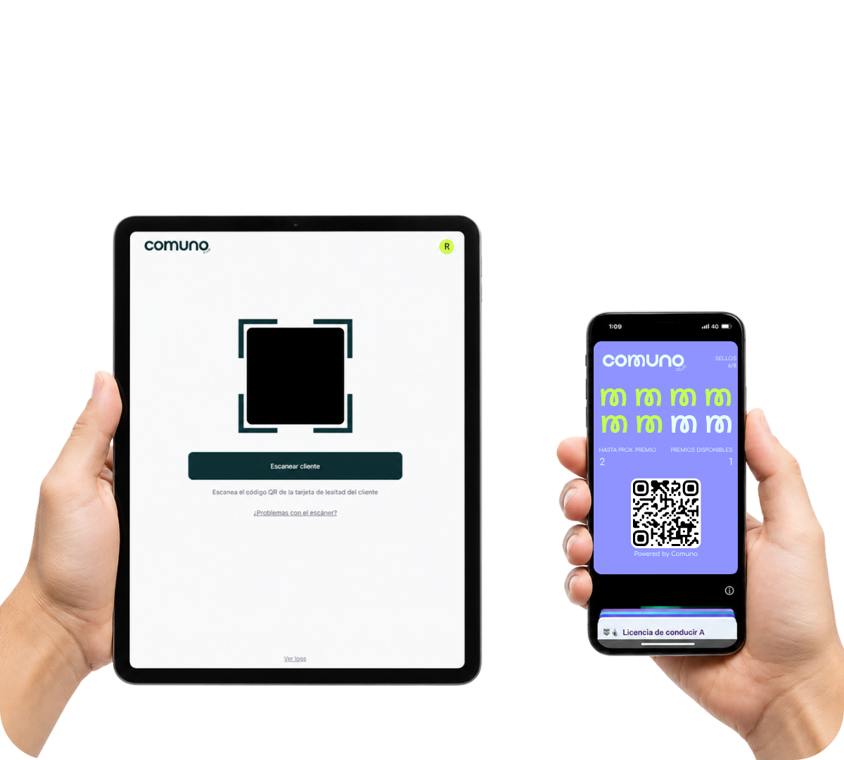 Persona sosteniendo una tableta y un teléfono móvil mostrando un escáner de códigos QR y un certificado digital en pantalla.