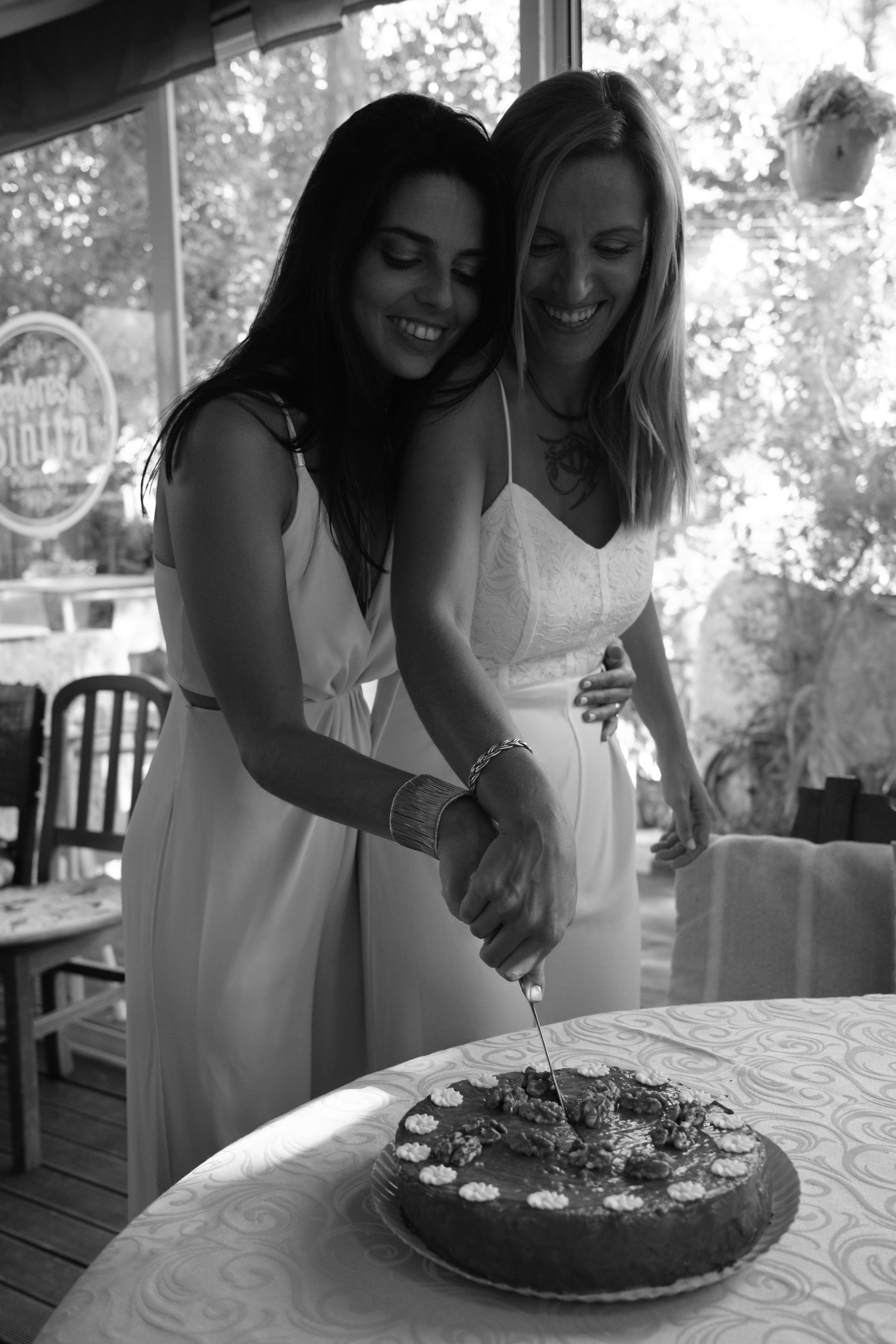 Sofia and Leonor cutting their wedding cake together in Sintra.