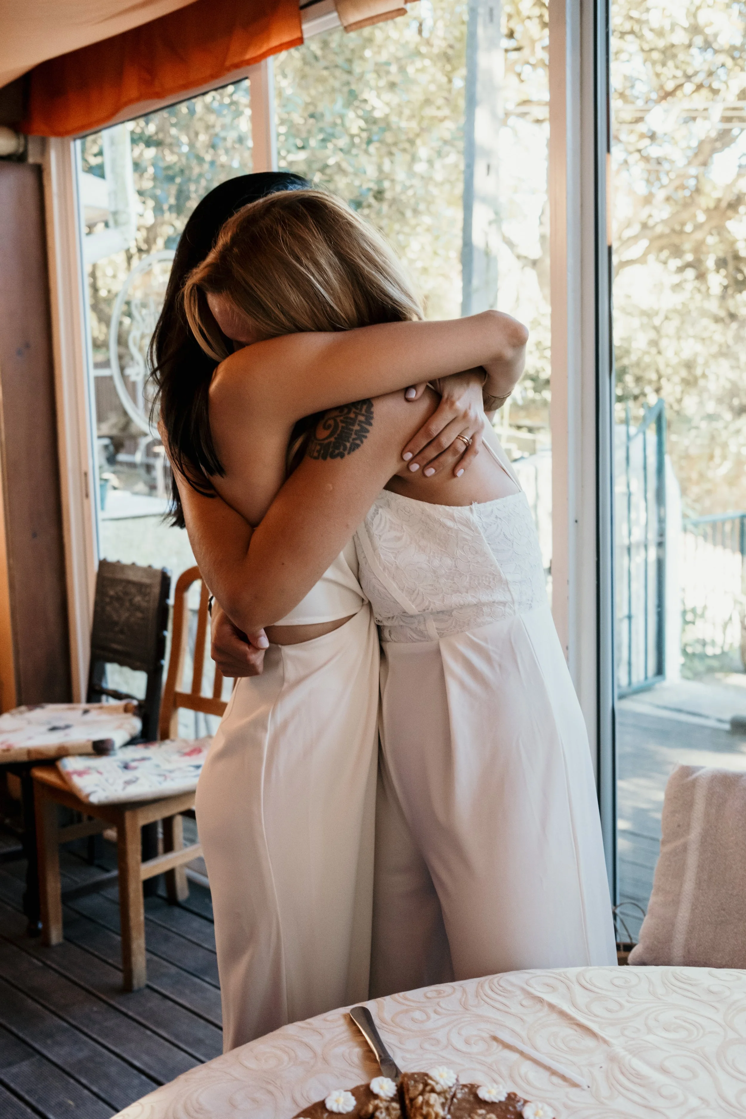 A warm embrace between Sofia and Leonor during their wedding lunch in Sintra.