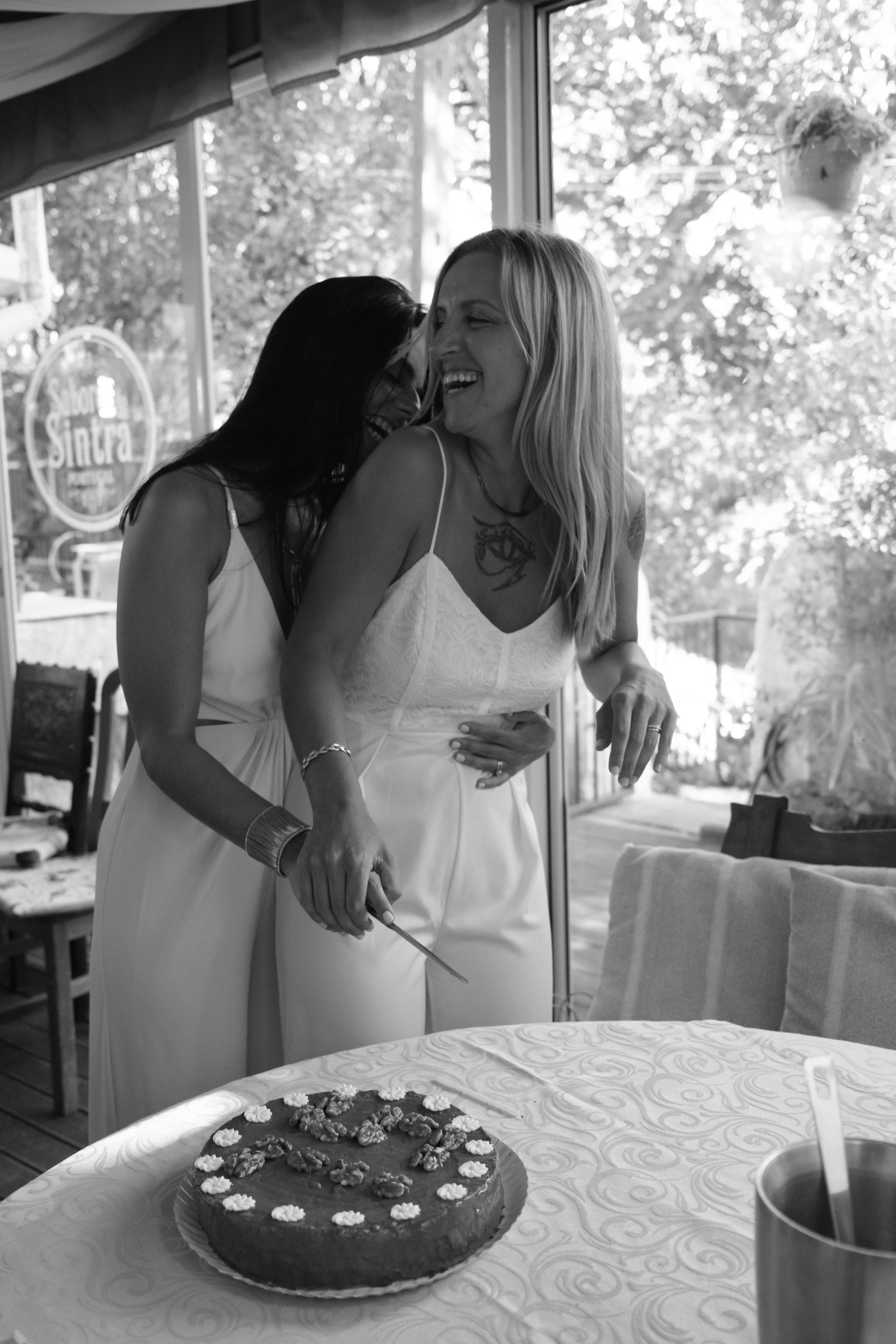 A moment of laughter between Sofia and Leonor during their wedding celebration.