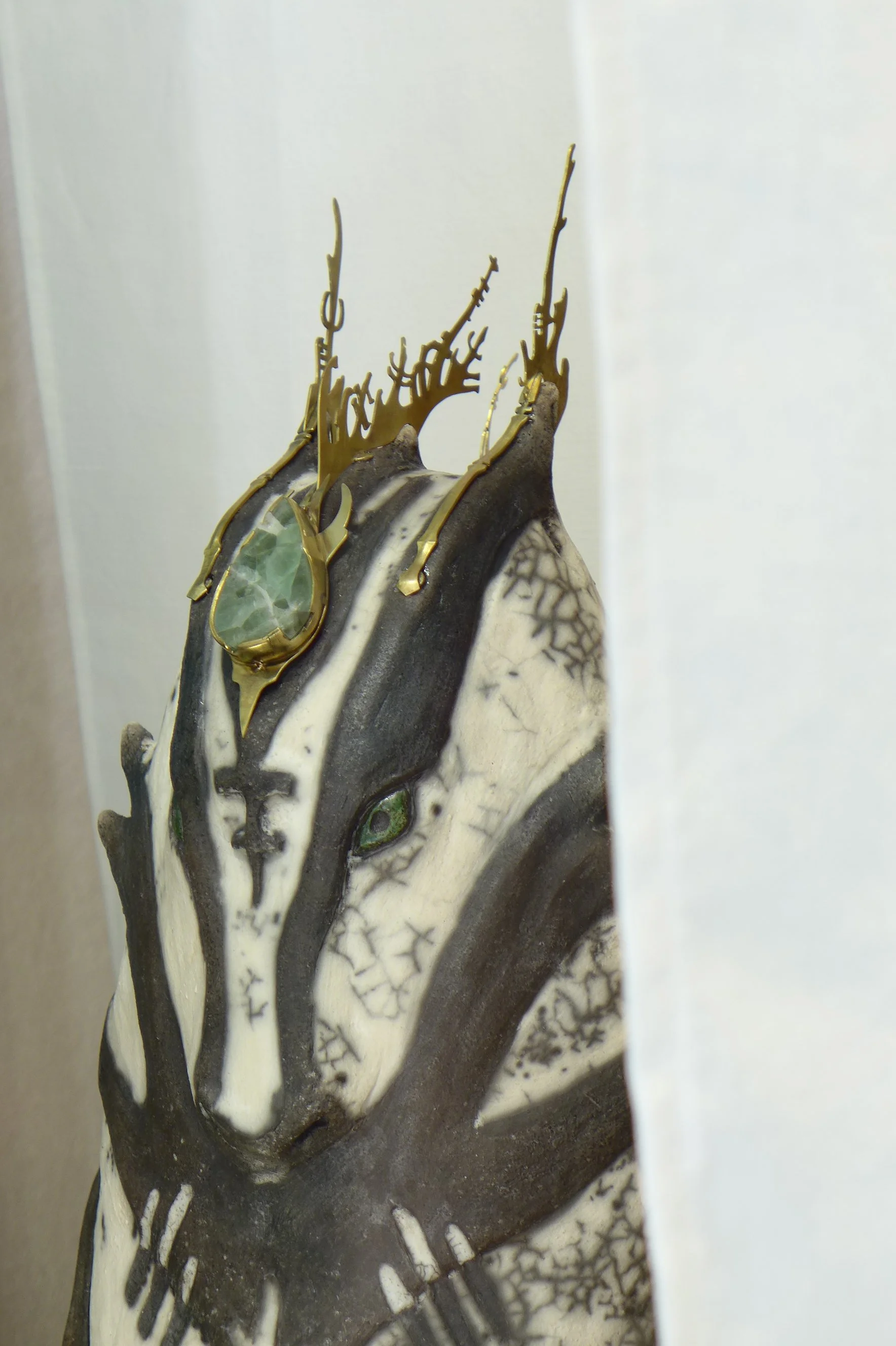 Co-création avec la céramiste Cécile Auréjac. Sculpture Dragonne en céramique - cuisson raku -, laiton et fluorine