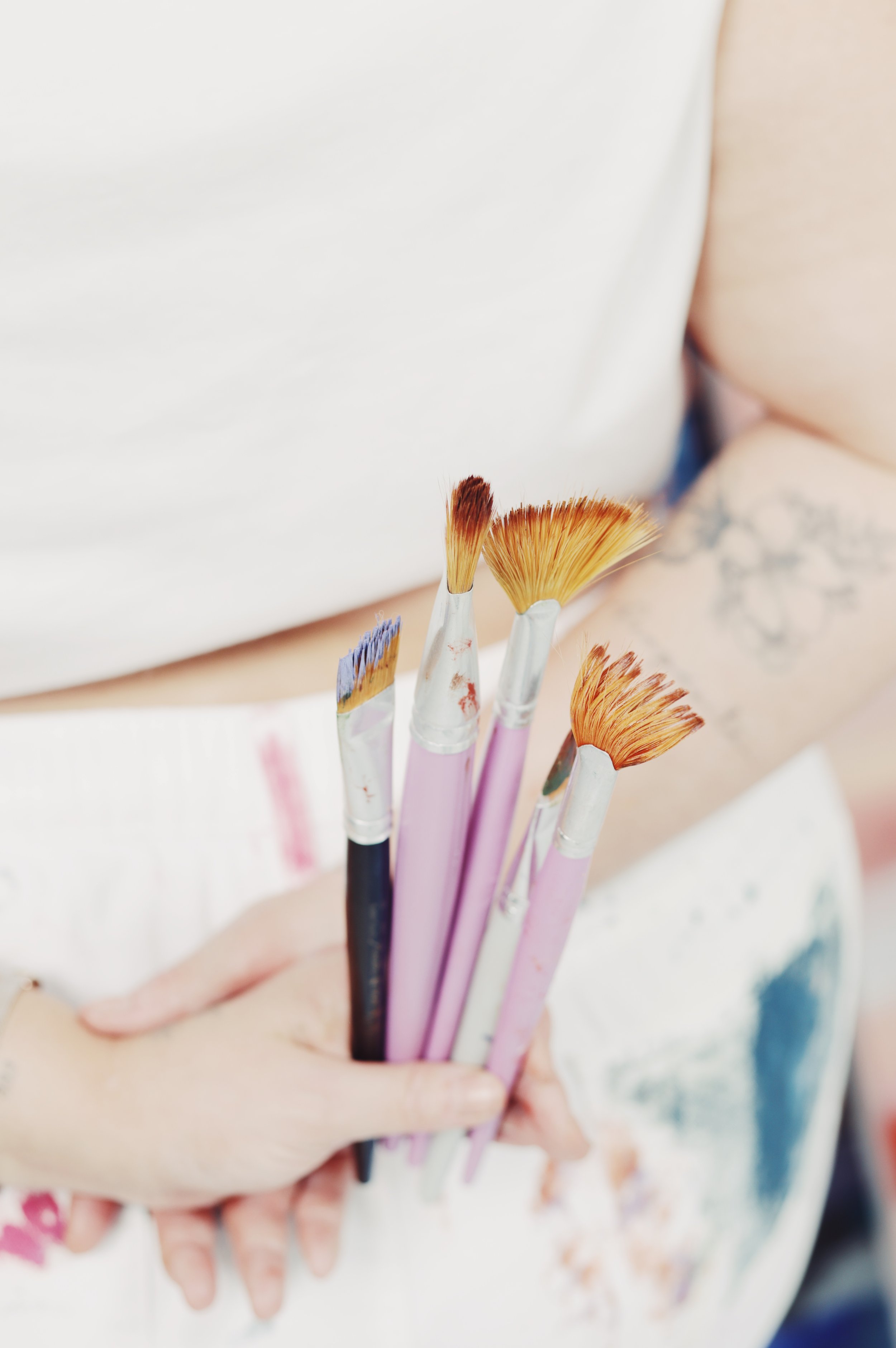 maria victoria szalock segurando seus principais pinceis de trabalho