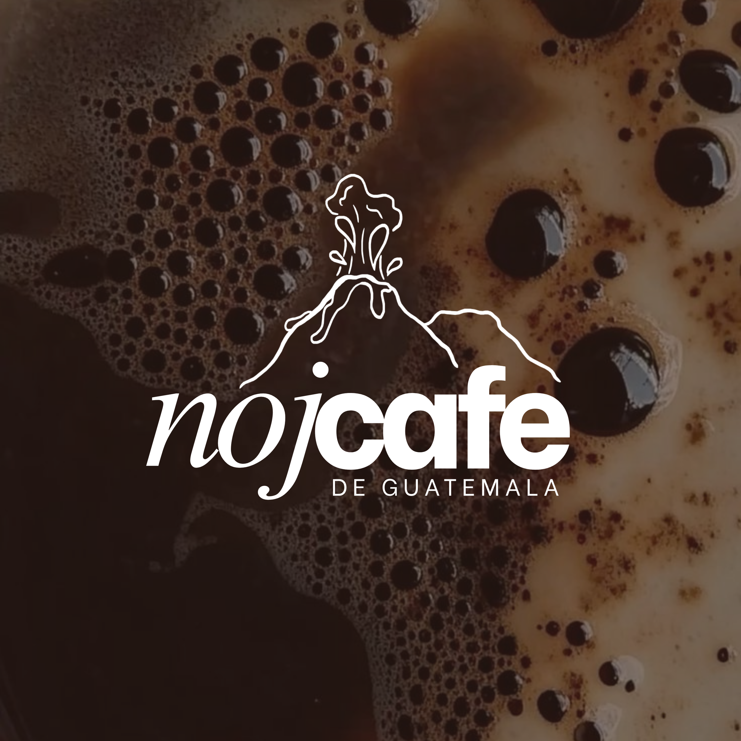Close-up view of dark coffee with foam and bubbles, with a white mountain and volcano illustration and text overlay 'nojocafé de Guatemala'.