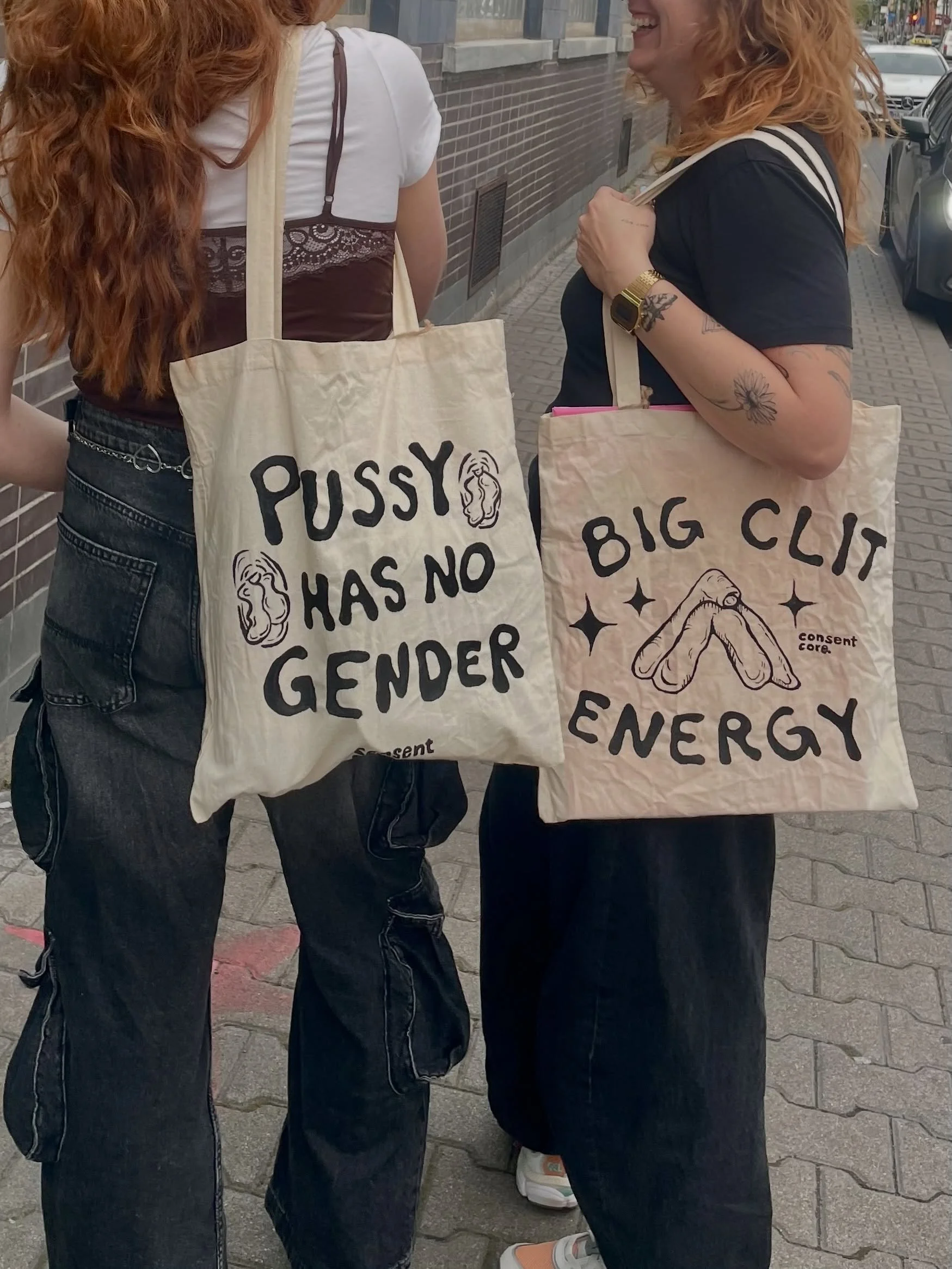 diese beiden von mir handbemalten Stoffbeutel haben beim Event gestern ein neues Zuhause bei 2 absoluten m&auml;usen gefunden!! 🐭💗

danke, dass ihr da wart &amp; f&uuml;r eure Unterst&uuml;tzung! 🥹🫶🏼

viva la VULVA!!

#vivalavulva #genderlessfas