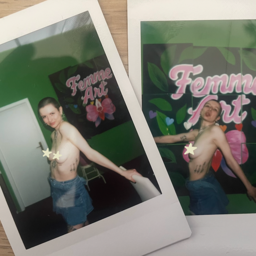 Zwei Fotos eines Menschen mit Tattoos, er trägt keine Kleidung oben ohne, steht vor einem grünen Hintergrund mit der Aufschrift "Femme Art" und bunten Blumen.