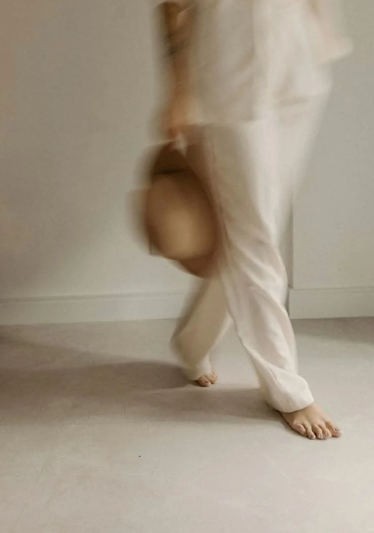 A full spectrum doula with The Birth Atelier holds a hat as she walks in New Jersesy.