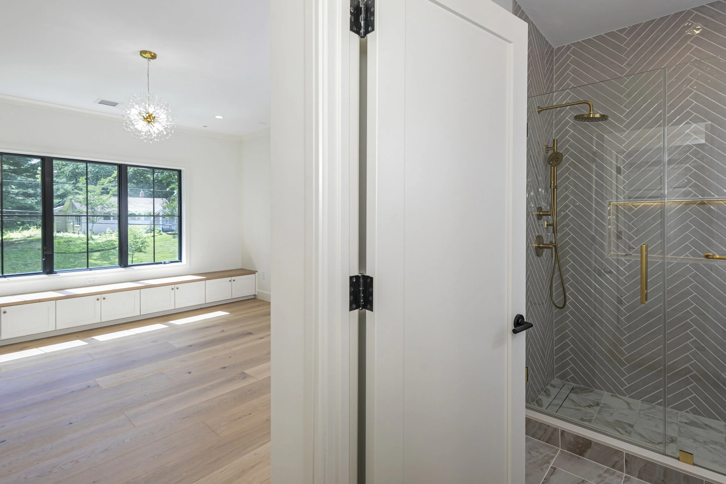 Oak Haven bathroom and adjoining room