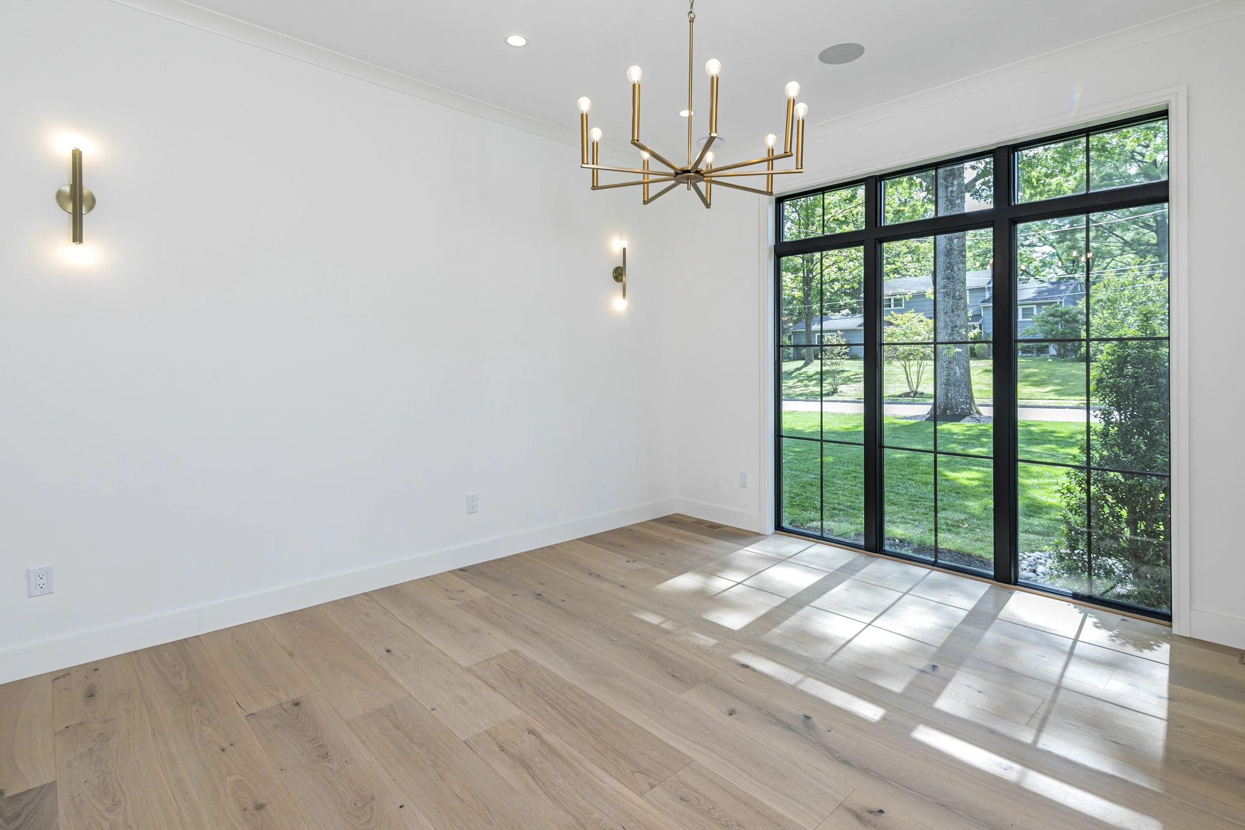 Oak Haven sunlit dining space