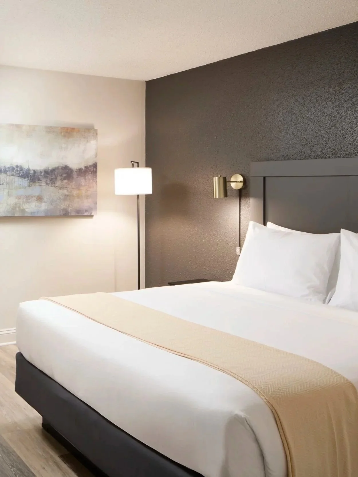 HotelArlington_Kingroom1_11581_final.jpg