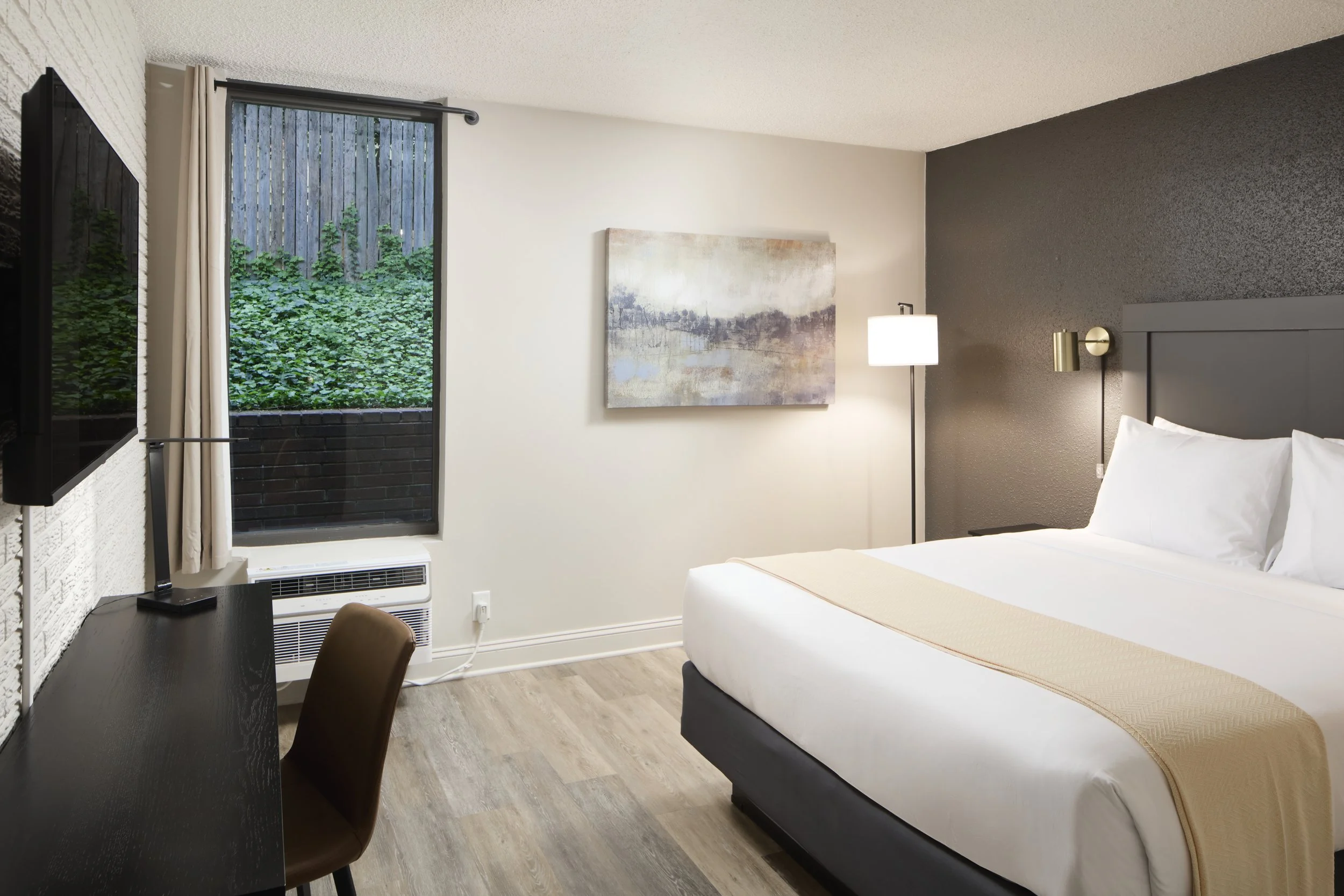 HotelArlington_Kingroom1_11581_final.jpeg