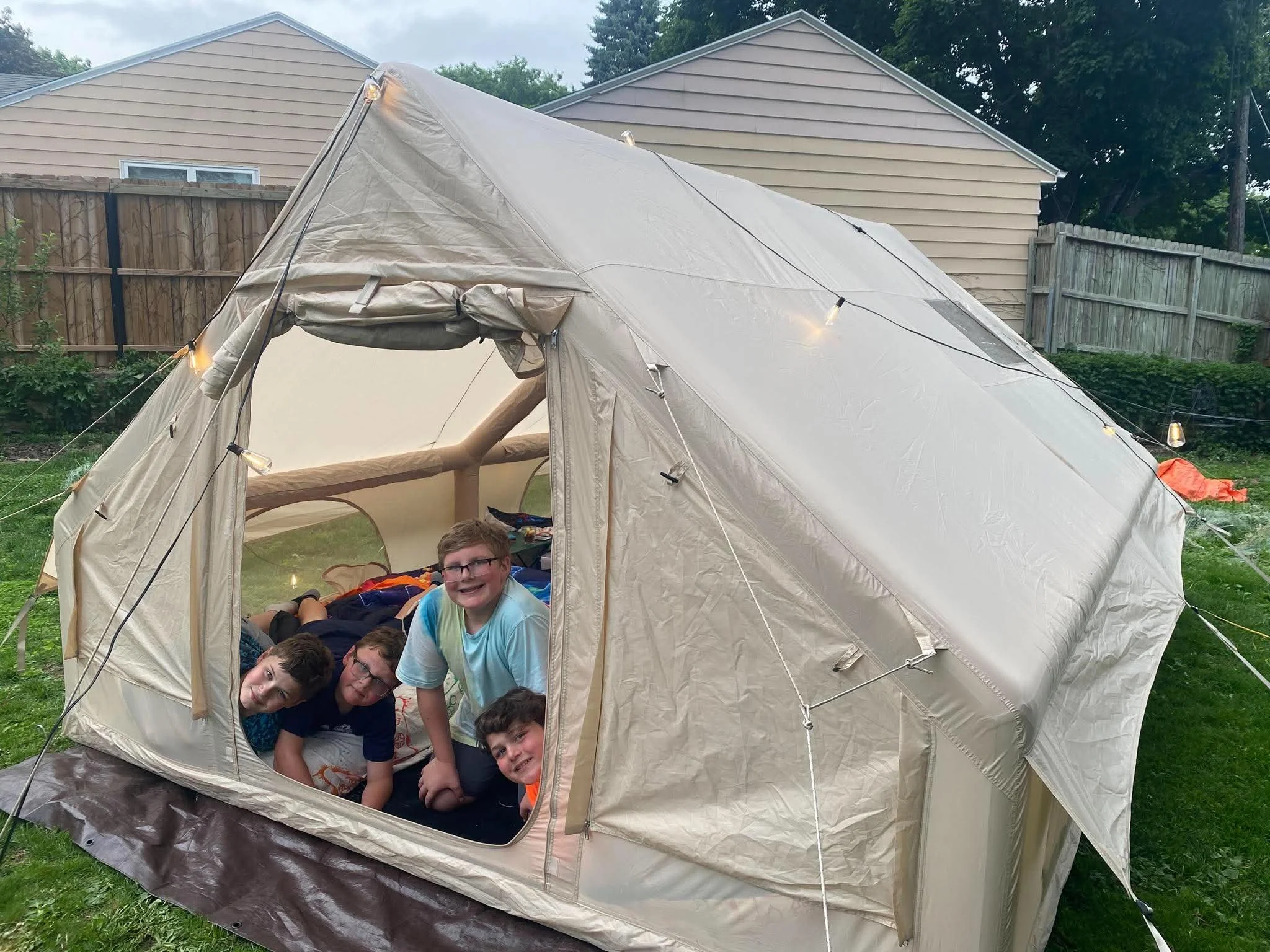 Kids in gamer airtent