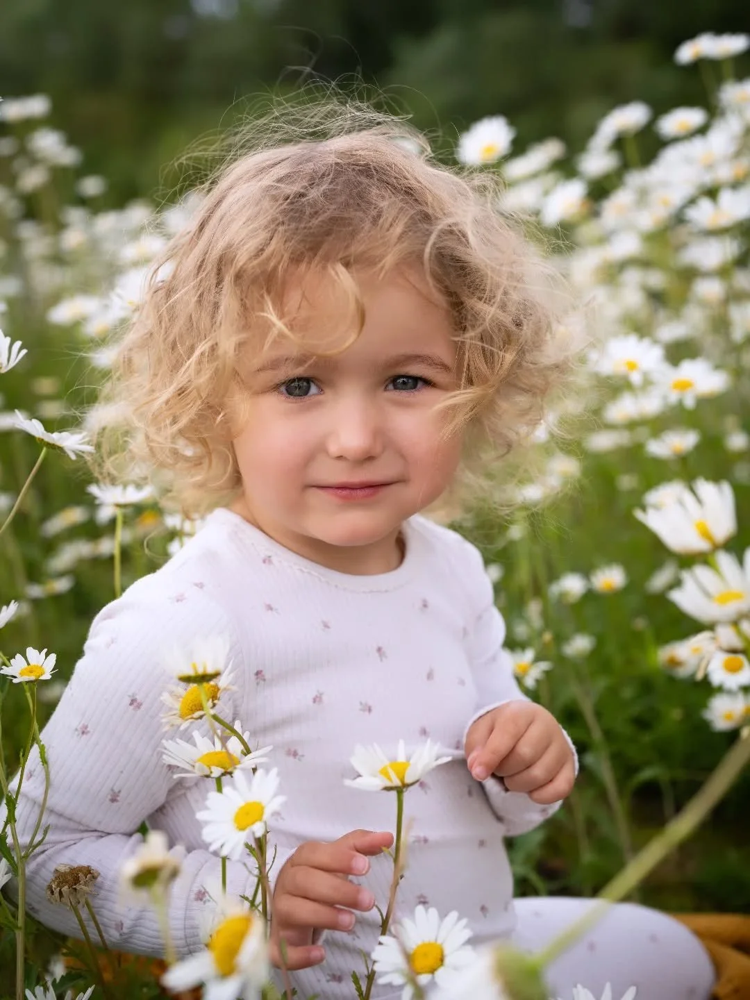 A gorgeous photo of this little lady playing in the daisies 🌼

SLOTS STILL AVAIALABLE FOR DAISY SHOOTS!!!

#daisyphotography 
#braintreephotographer 
#essexportraitphotographer