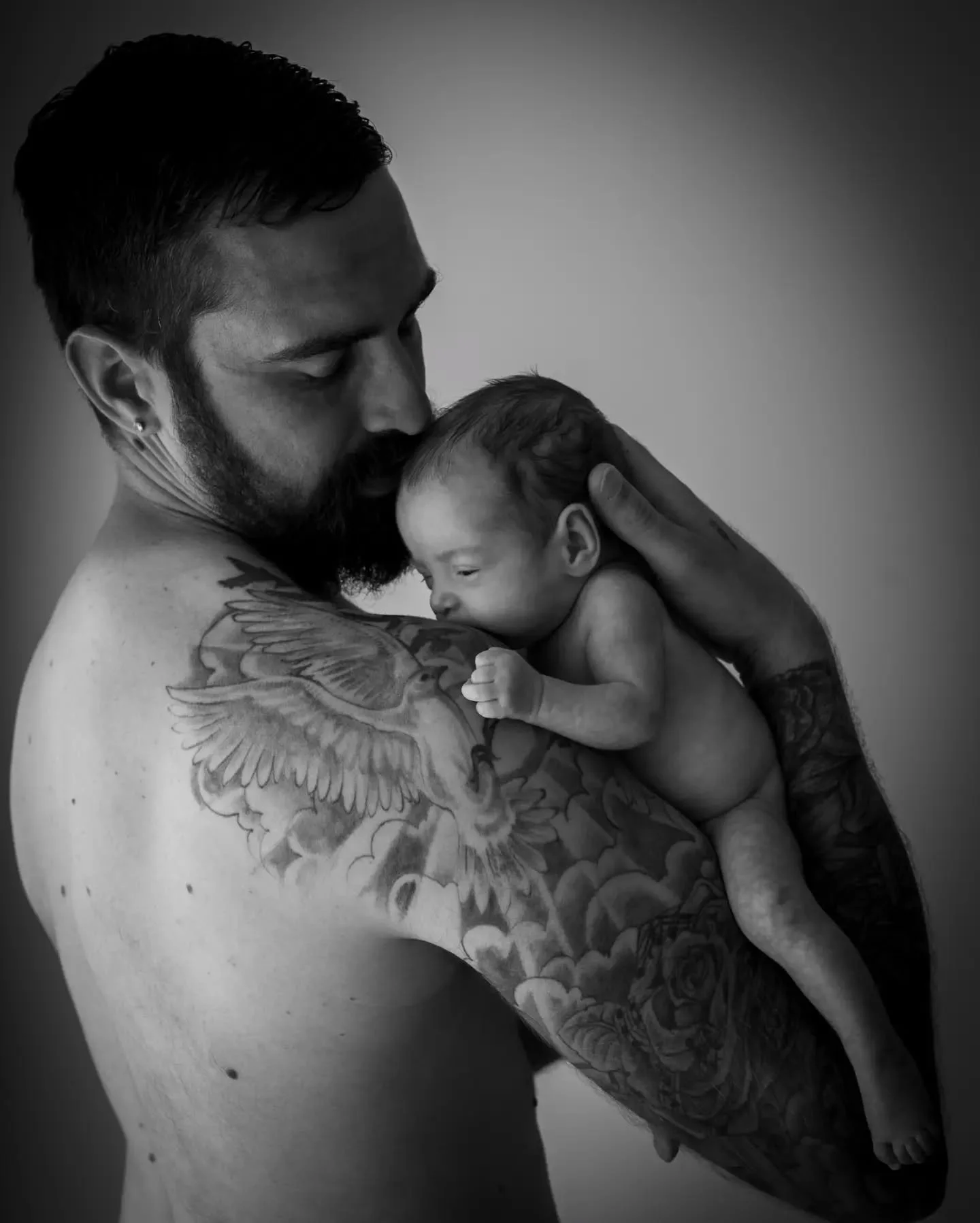A gorgeous shot from my "at home" newborn photography session 🩷

#athomephotography 
#newbornphotography 
#babyphotographeressex 
#fatheranddaughter❤️
