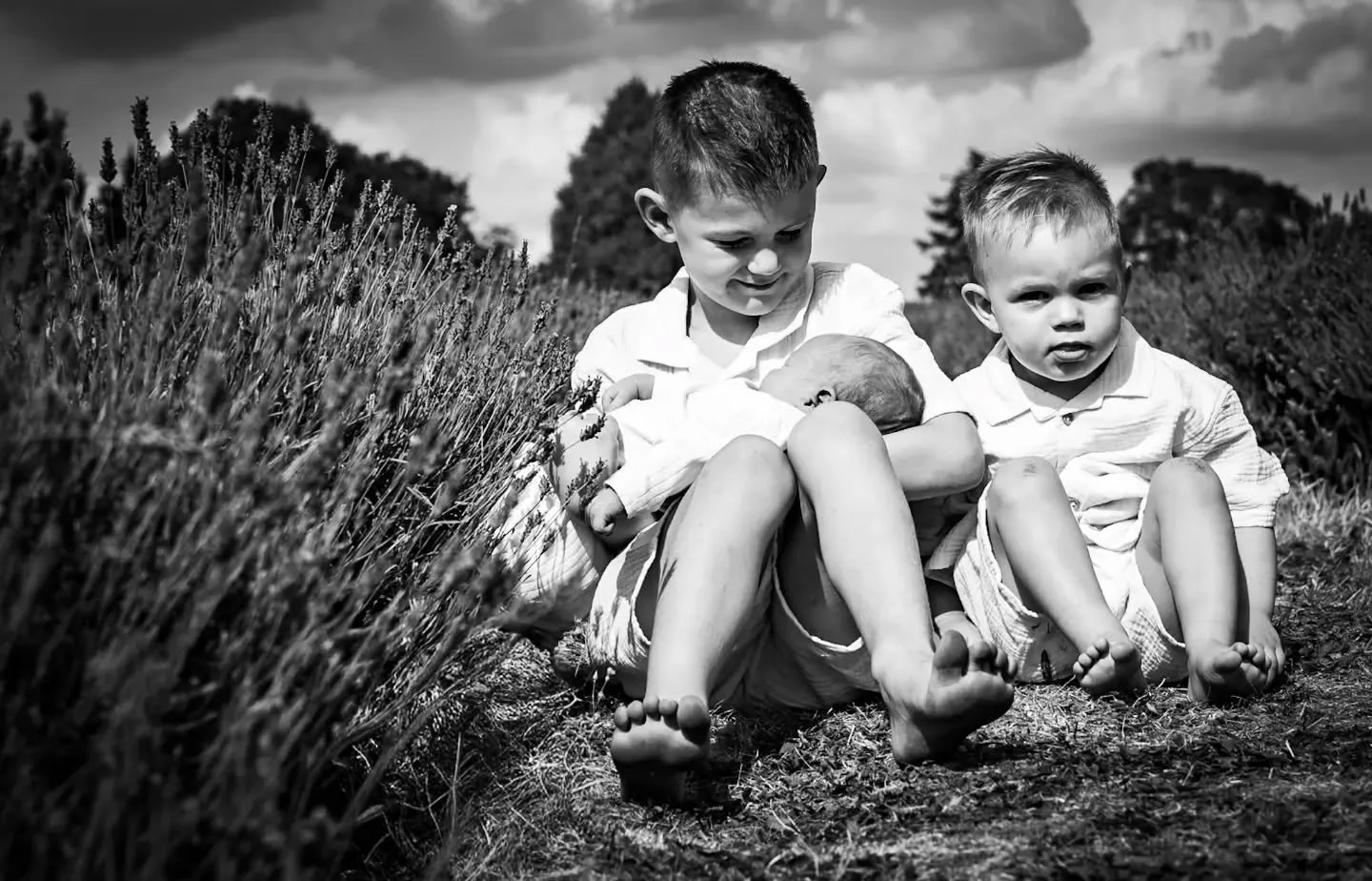 A gorgeous picture from one of my family sessions in the lavender fields 💜

#familyphotography 
#siblings 
#blackandwhite 
#finchingfieldlavender