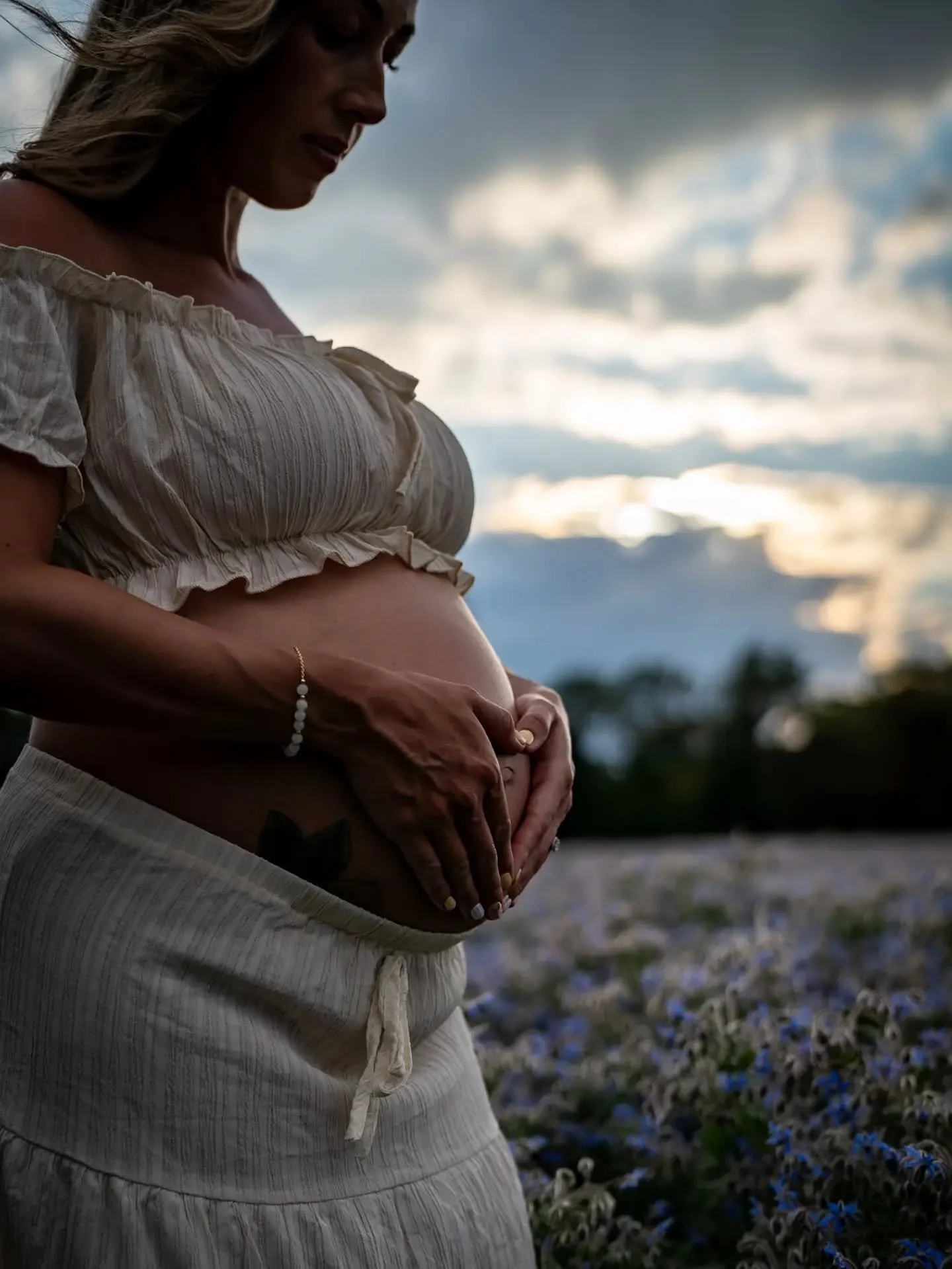 When golden hour turns moody at my maternity shoot 💜🧡

#goldenhourphotoshoot
#maternityphotography
#maternityphotoshoot 
#pregnancy 
#mumtobe