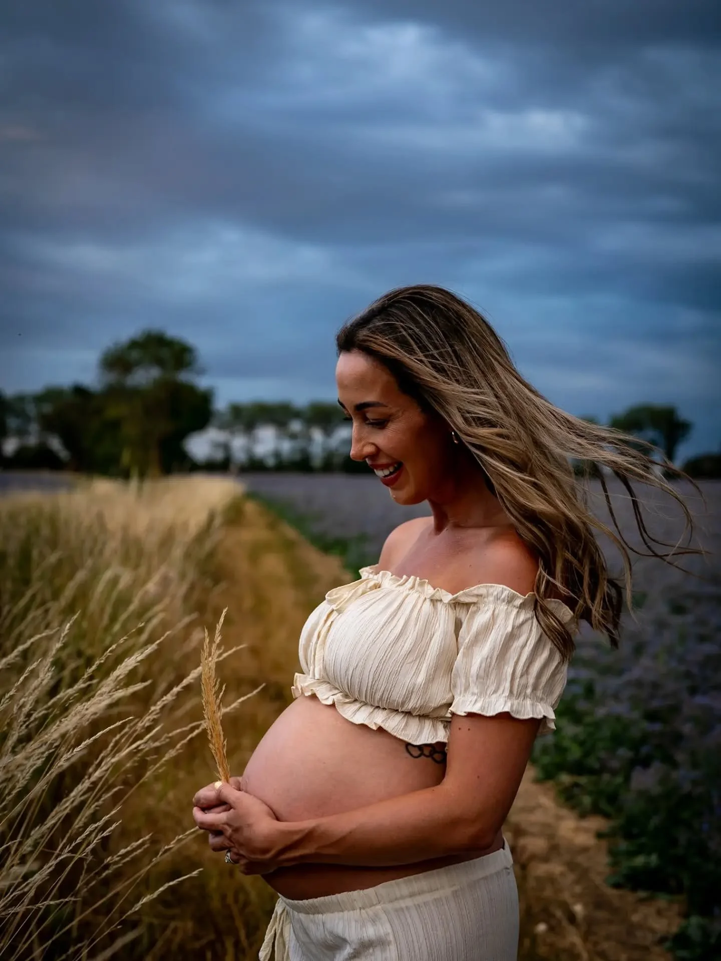 Love a moody maternity shoot ❤️ how gorgeous is this mumma and her baby bump.

Maternity shoots are a lovely way to capture those moments that pass way too quickly.

#maternityphotography 
#goldenhourphotoshoot 
#mumtobe 
#pregnancy
