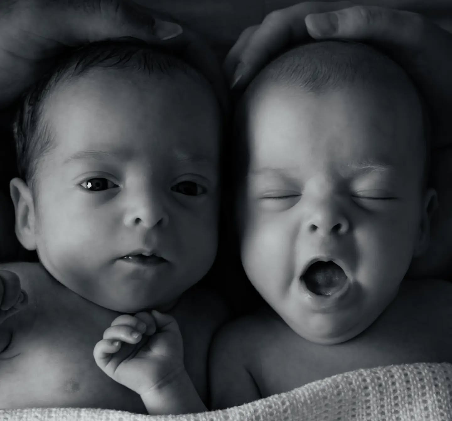 Cuteness overload 🩷🩷

#twinsofinstagram 
#homephotoshoot 
#homephotography 
#babyphotographeressex 
#babiesofinstagram