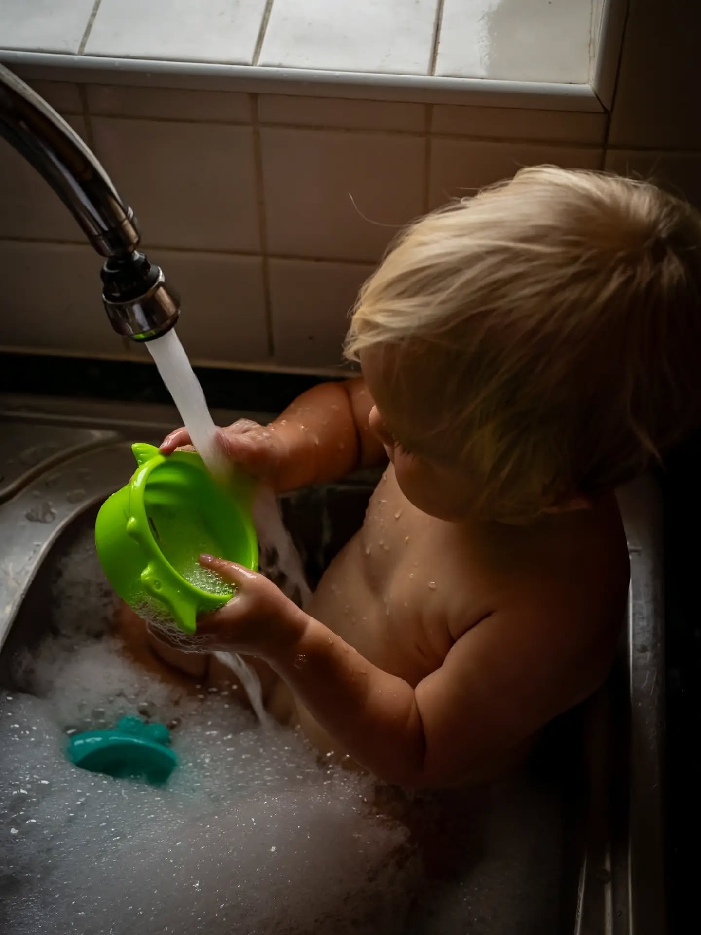 One from one of my gorgeous At Home photoshoots 🤍

Children and water are such a perfect combination, and sink bath sessions are always so much fun and completely natural.

I love the soft, beautiful light that comes through a kitchen window, creati