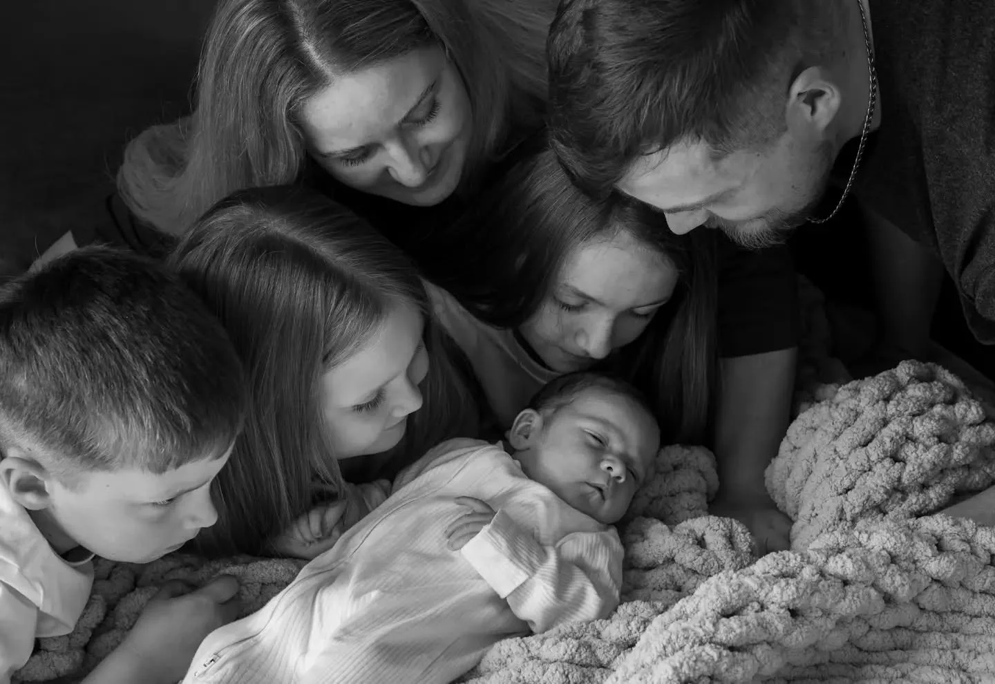 The more, the merrier! ❤️

Newborn sessions aren&rsquo;t just about your newest little addition. They are about capturing your whole family and all those beautiful new connections.

So yes, siblings are absolutely welcome to get involved! Whether it&