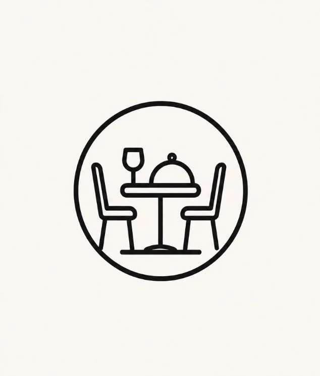 Icône minimaliste représentant une table avec deux sièges, une coupe de vin et un cloche, entourée d'un cercle.