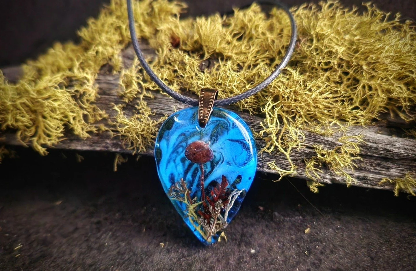 Glow in the dark mushroom pendant 💚✨️🩵
.
.
.
.
.

#Mushroom #mushrooms🍄 #jewelryofinstagram #resin #resincrafts #resinjewelry #naturelovers #festival #festivaljewelry #glowinthedarkjewelry #glowinthedark
