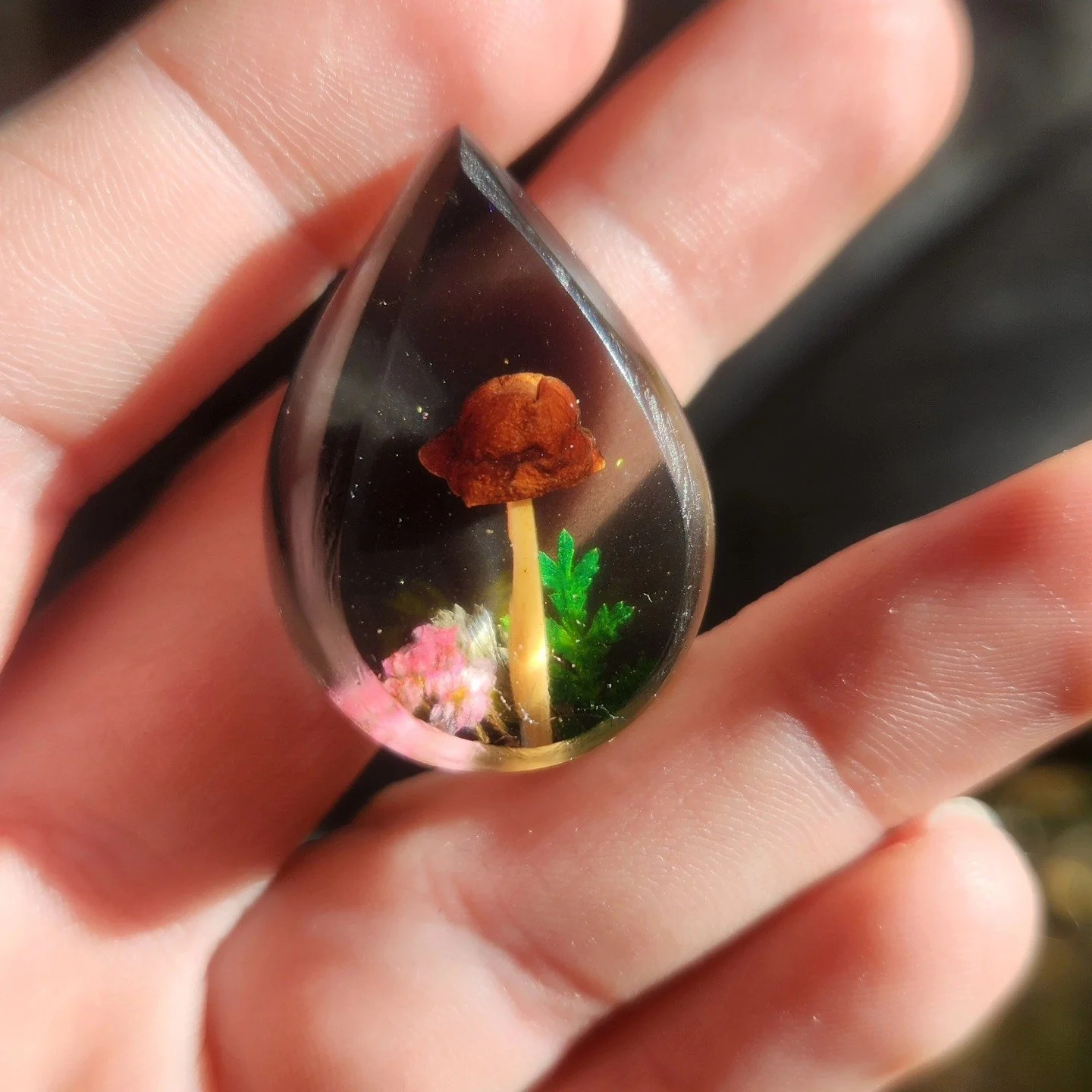 I have so mushroom in my heart for you ❤️🍄💚

Happy Valentines day !❤️✨️
.
.
.
.
.

#Mushroom #mushroompendant #resinpendant #resinjewelry #jewelryofinstagram #resincrafts #resin #nature #mushrooms🍄 #crafters