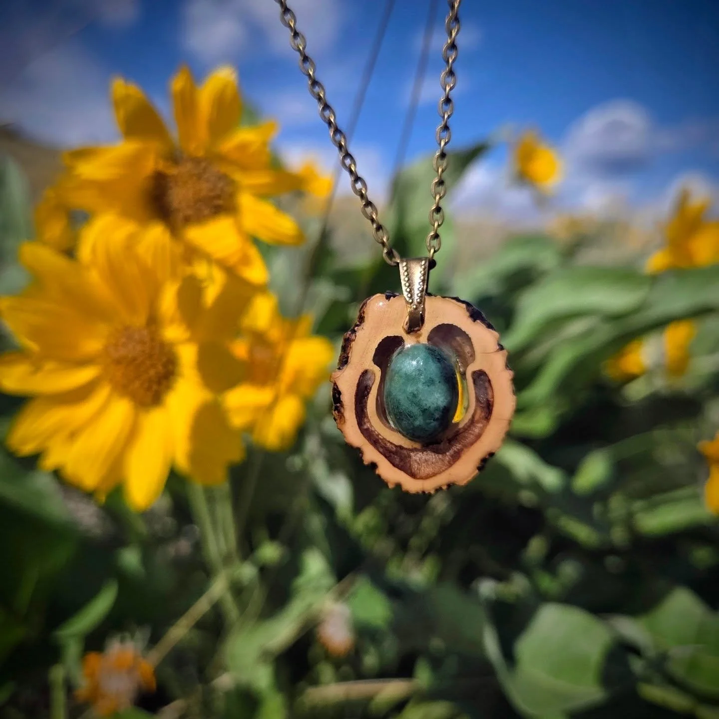 Moss agate magic 🌿✨

Grounded, growing, and deeply connected to the earth.

www.saraannaart.com
.
.
.
.
.

#mosssagate #crystalvibes #earthenergy #handcraftedjewelry #handmadejewelry