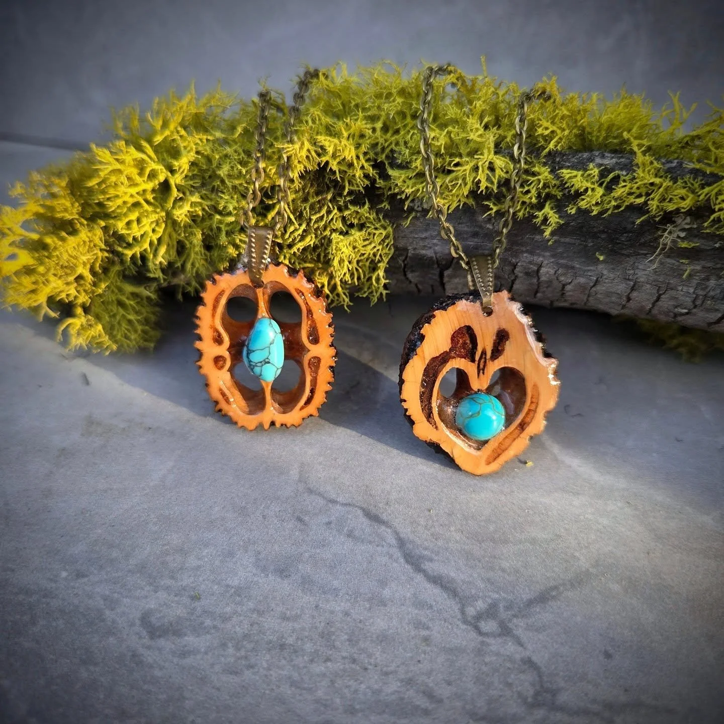 Turquoise hidden inside the trees 🌲💎

Each pendant is hand-cut from walnut shell slices, revealing the natural patterns already living inside the wood. Finished with turquoise stone and sealed in resin to preserve every tiny detail nature created o