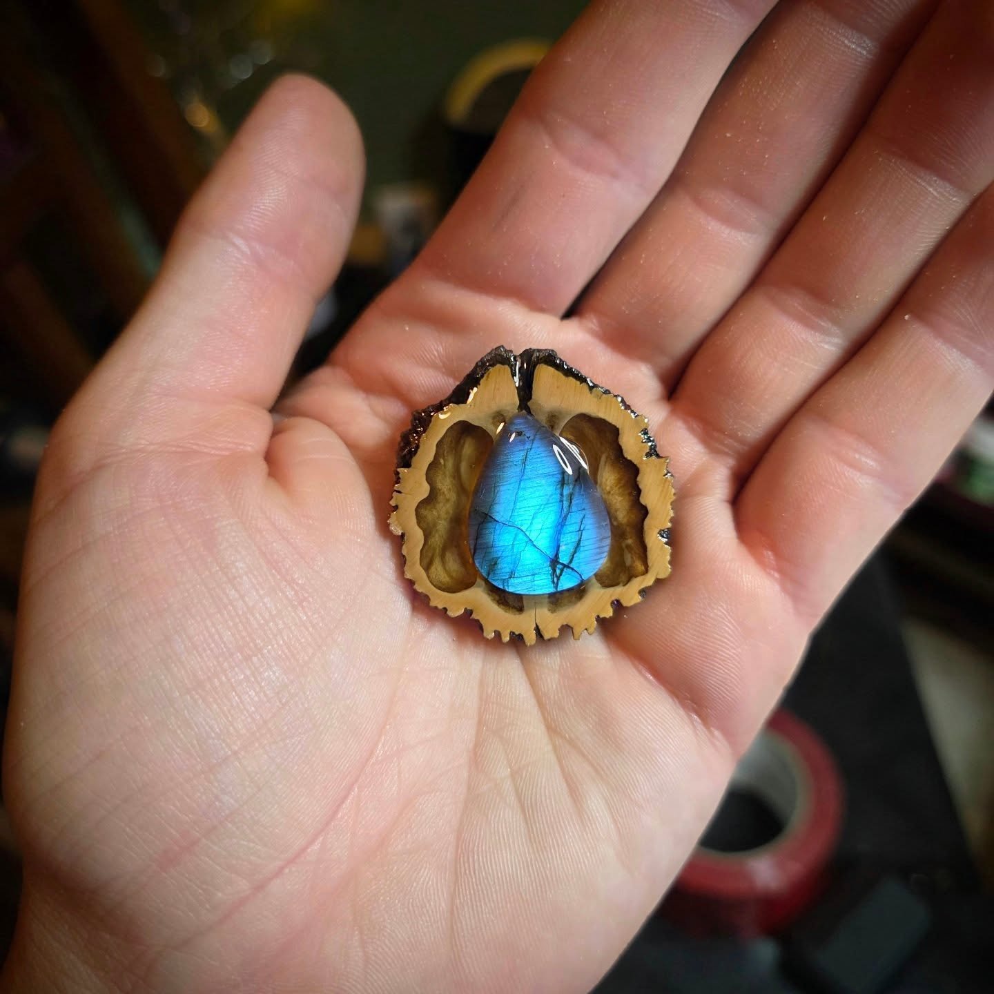 ✨️This little walnut shell piece reminded me of carrying a tiny piece of that magic in your hands.

 The flash in the labradorite shifts like dancing aurora light, tucked inside something once grown from the earth 🌿

Handmade slowly, with love🩵

Ti