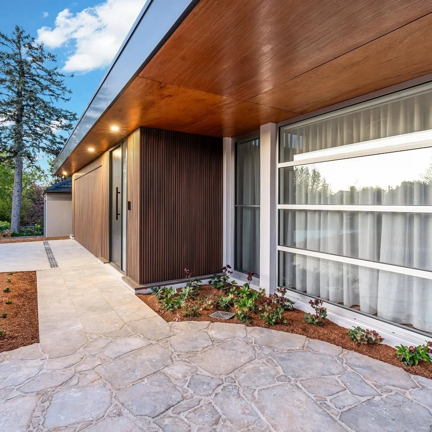 Deakin project 

This job was a knockdown rebuild by iconic building solutions Canberra 

The full front yard and back yard was dust before we completely changed the yard. 

All work completed in house by Adapt Landscaping 

Photography by the talent